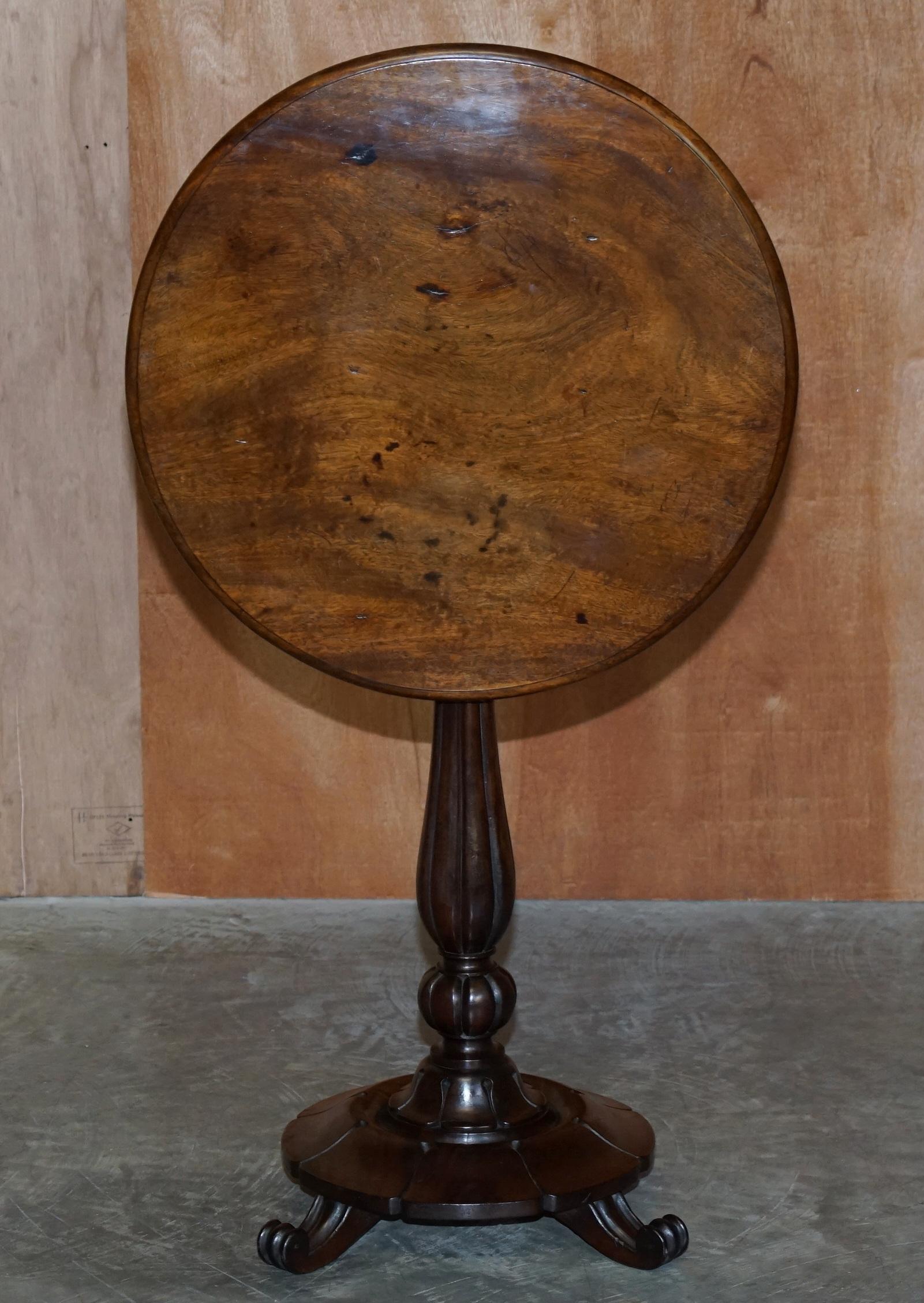 Nous avons le plaisir de proposer à la vente cette belle table à plateau basculant en acajou William IV datant d'environ 1830, avec base à colonne cannelée

Une table d'appoint William IV merveilleusement décorative et super originale. Cette pièce