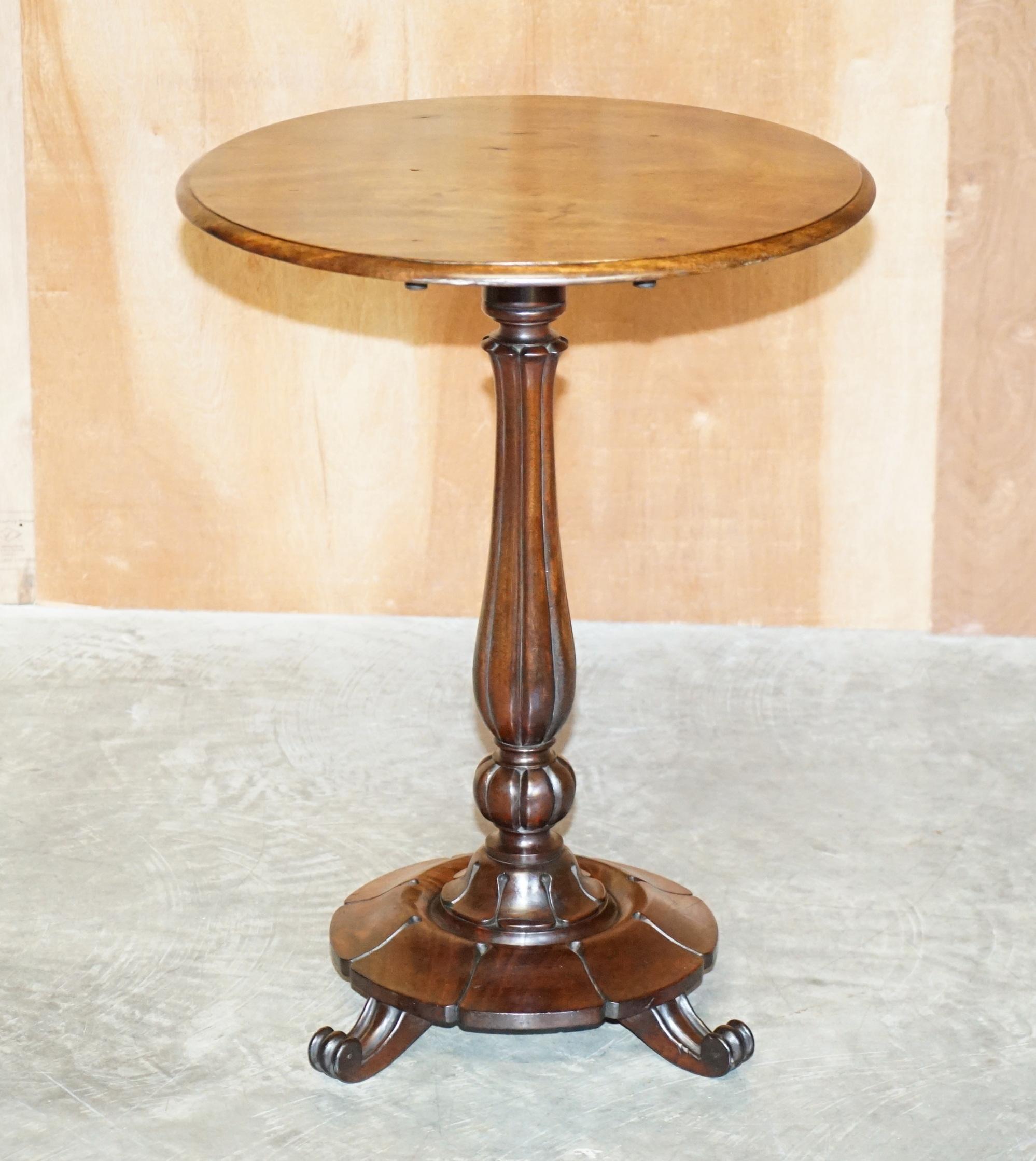 Milieu du XIXe siècle Superbe table d'appoint ancienne William IV à plateau basculant en bois de feuillus patiné, datant d'environ 1830 en vente