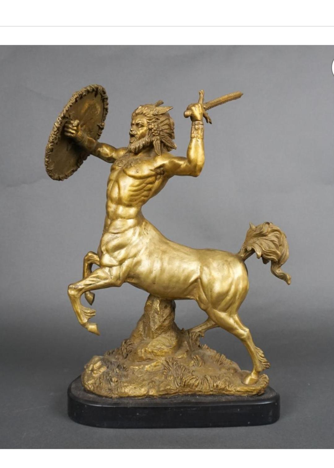 Superbe sculpture en bronze patiné représentant un Centaure combattant sur un socle en ardoise  en vente 2