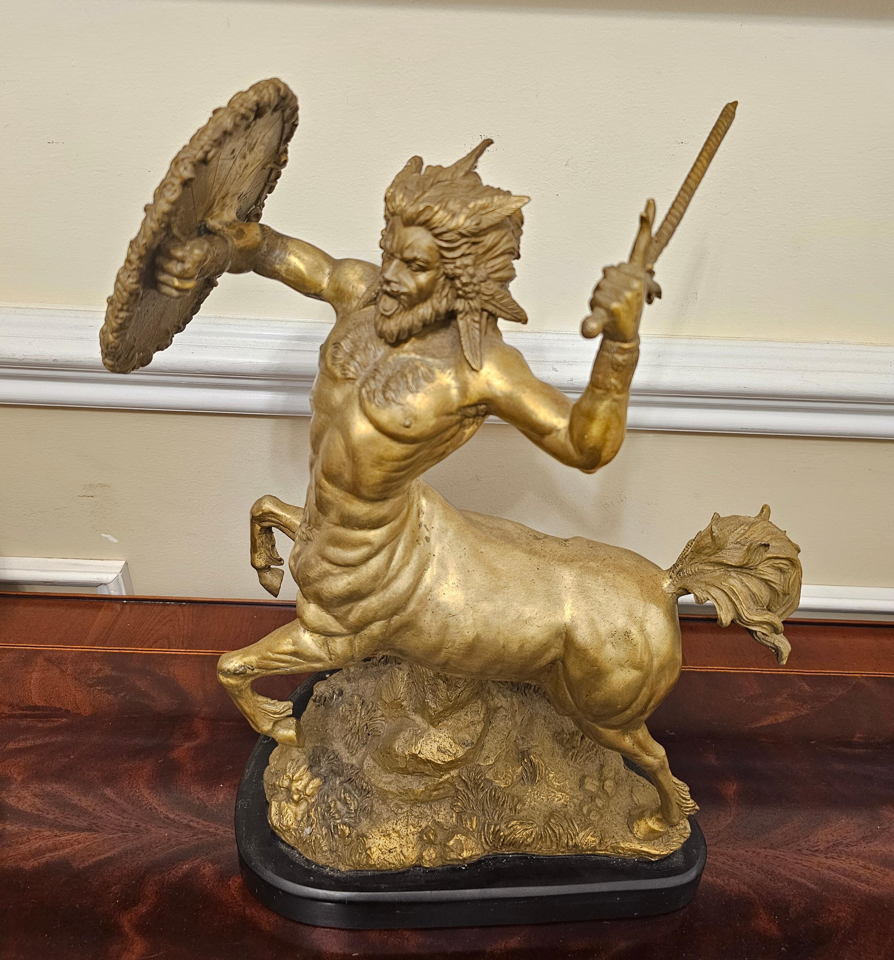 italien Superbe sculpture en bronze patiné représentant un Centaure combattant sur un socle en ardoise  en vente