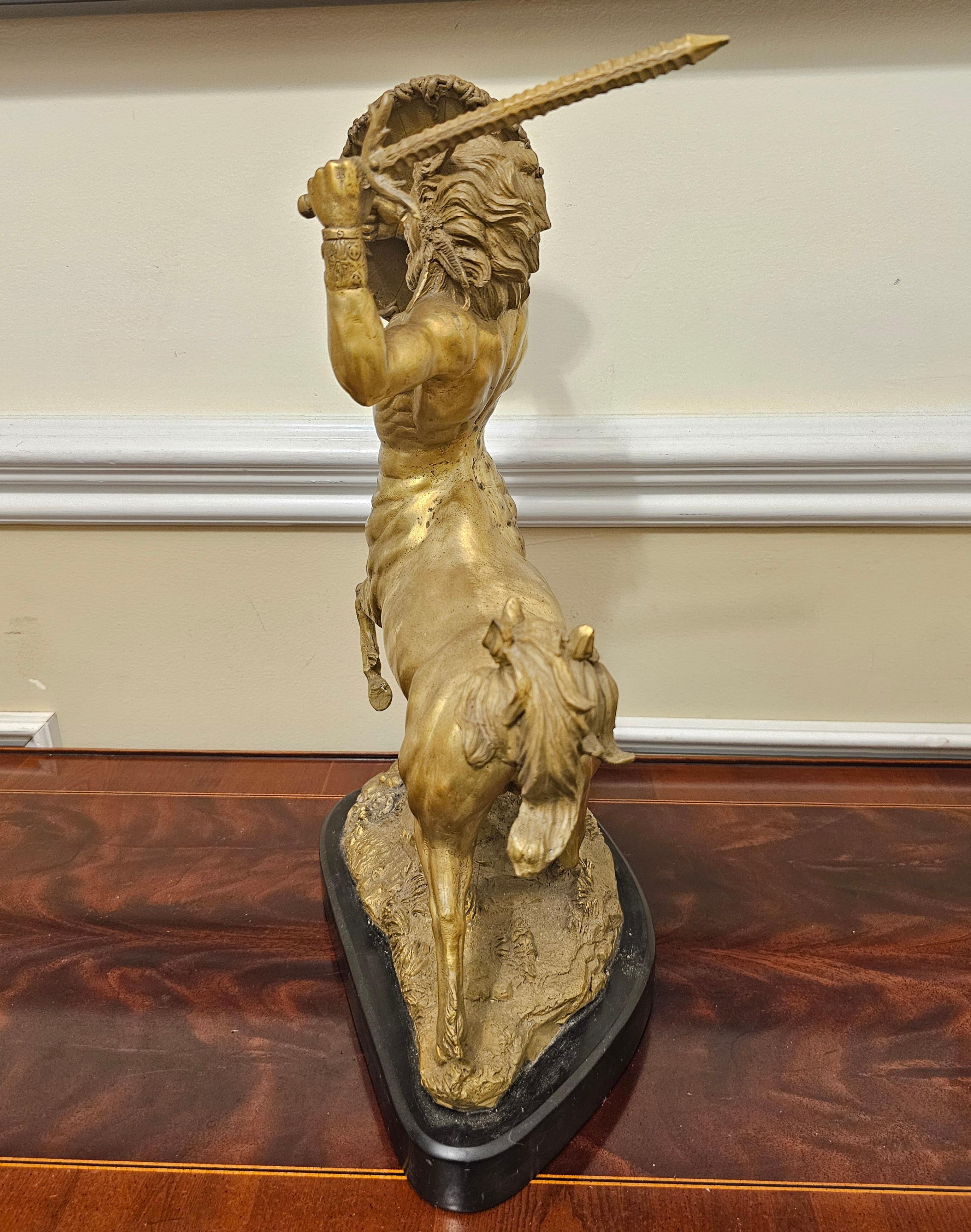 Bronze Superbe sculpture en bronze patiné représentant un Centaure combattant sur un socle en ardoise  en vente