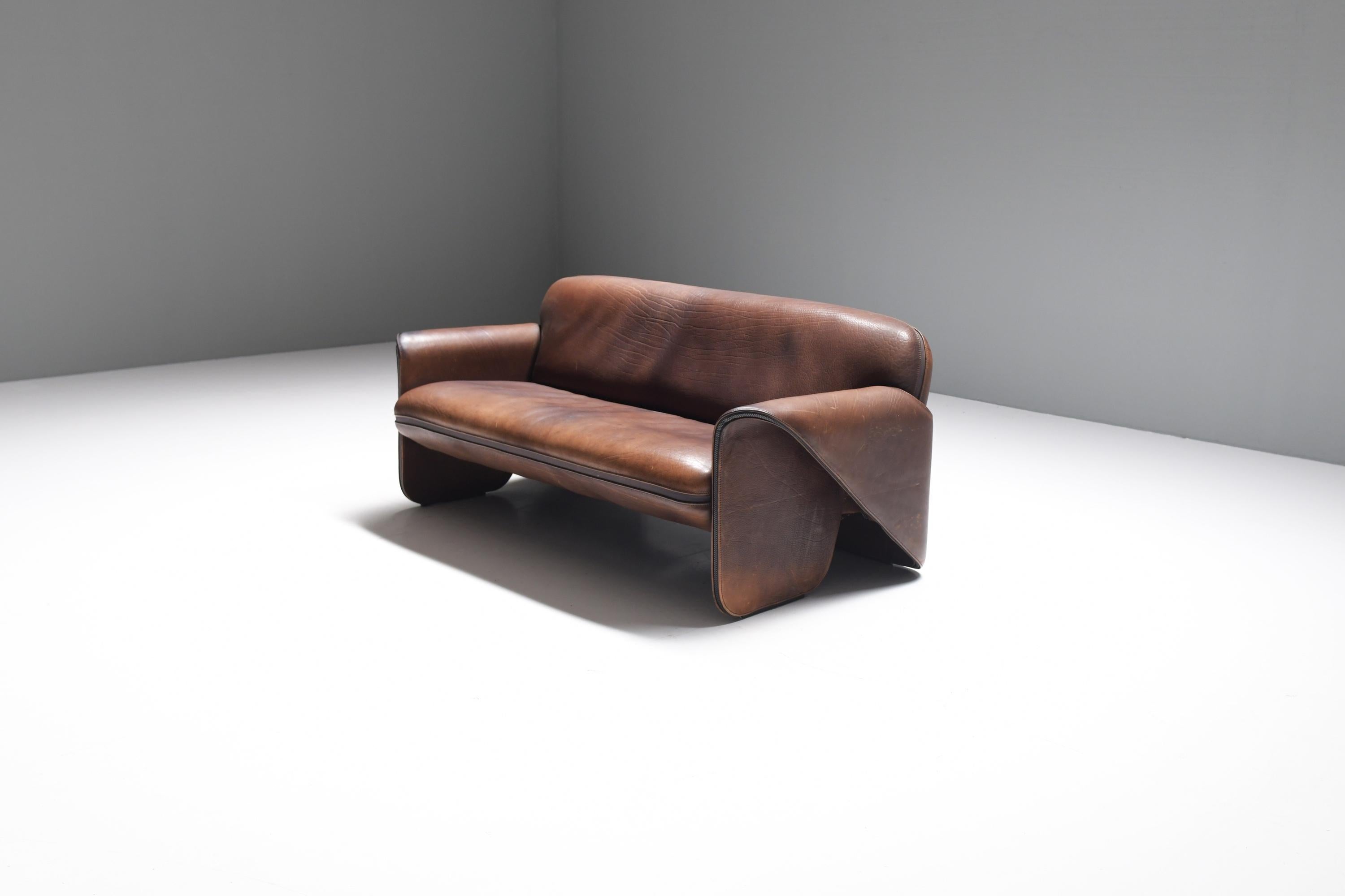 Stilvolles DS-125 Sofa in seinem originalen dicken braunen Büffelleder! Was für eine Patina!
Entworfen von Gerd Lange für De Sede im Jahr 1970

Das skulpturale Design in Kombination mit dem hochwertigen Leder verleiht dem Sofa ein sehr königliches