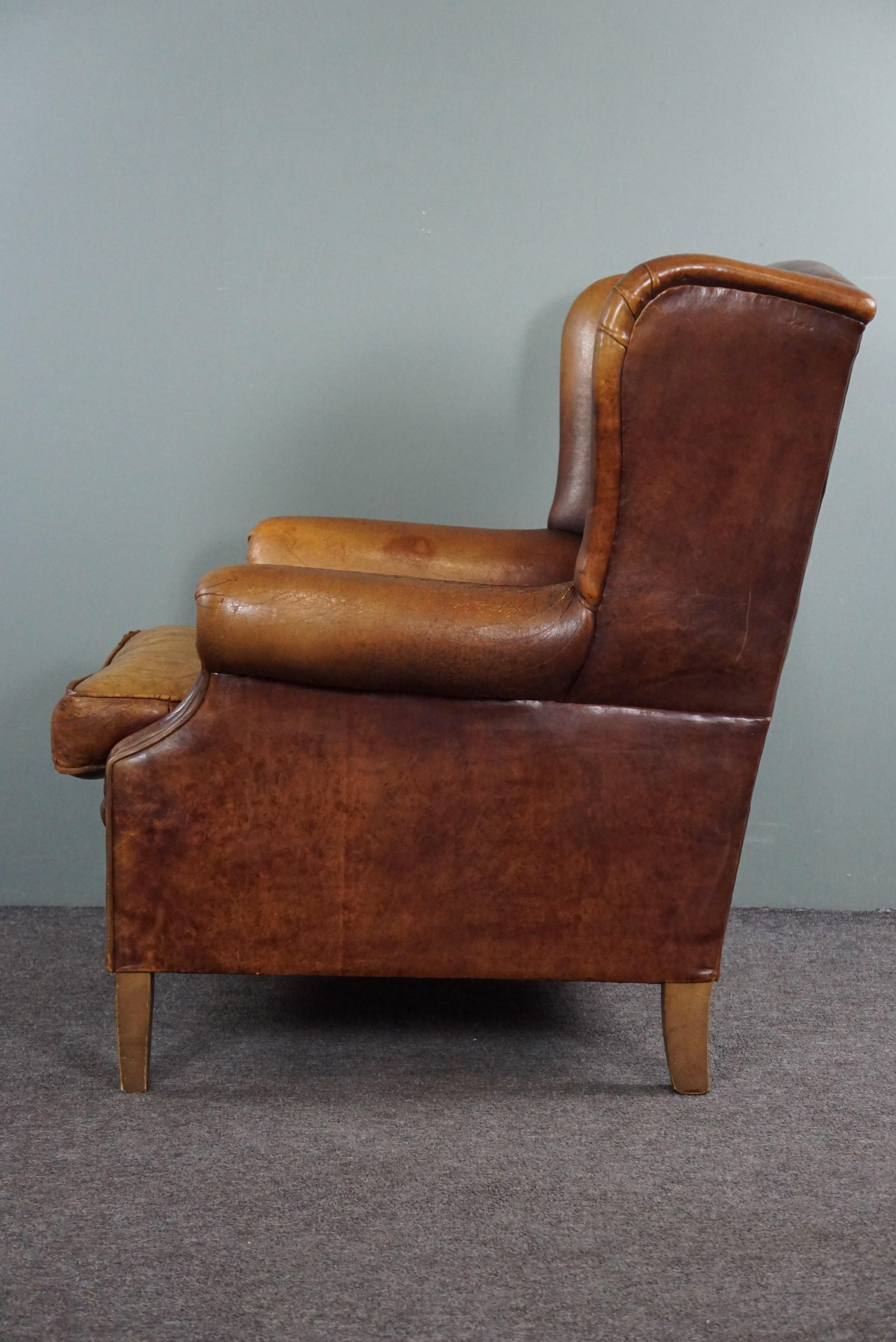 Stunning patinated sheepskin leather wing chair In Good Condition For Sale In Harderwijk, NL