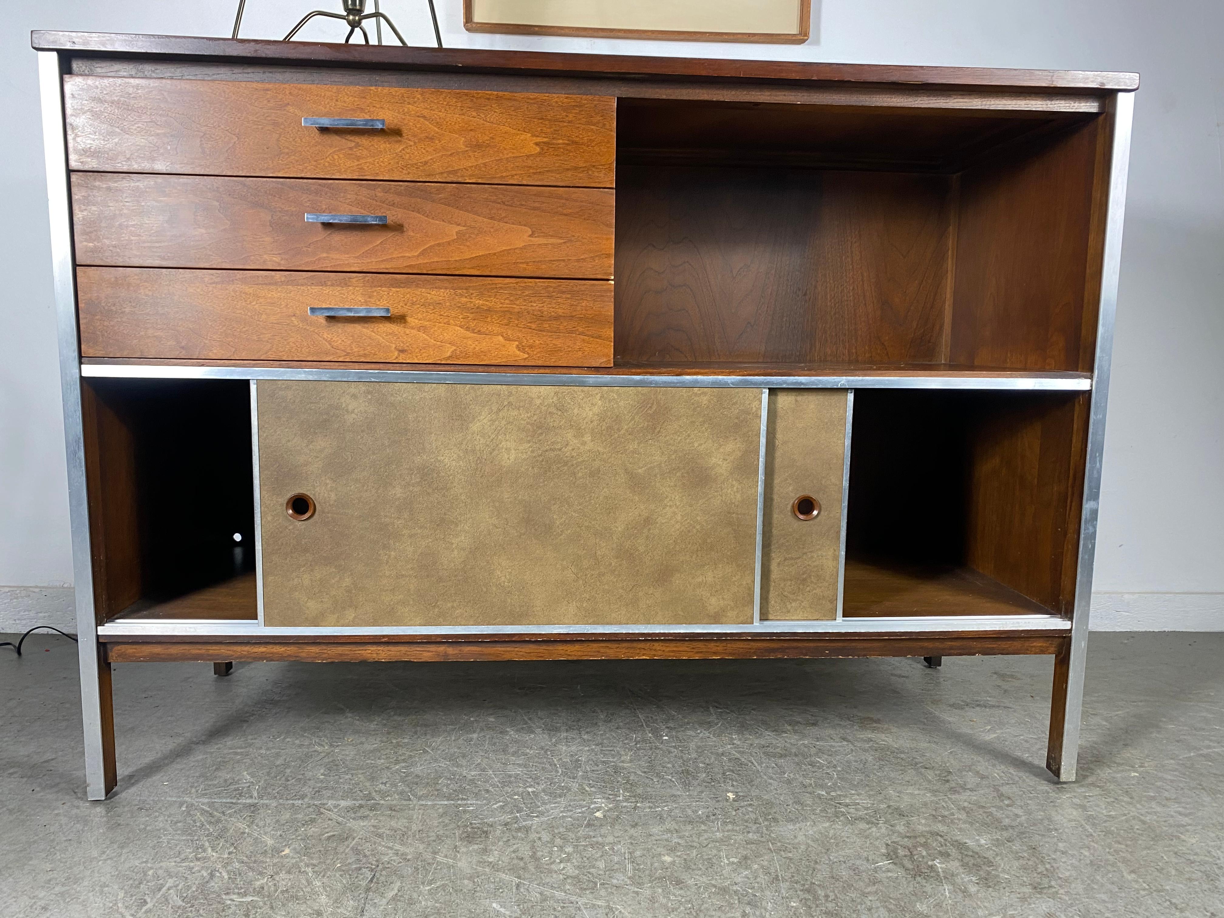 Stunning Paul McCobb Credenza for Calvin Linear Group Cabinet, Classic Modernist In Good Condition For Sale In Buffalo, NY
