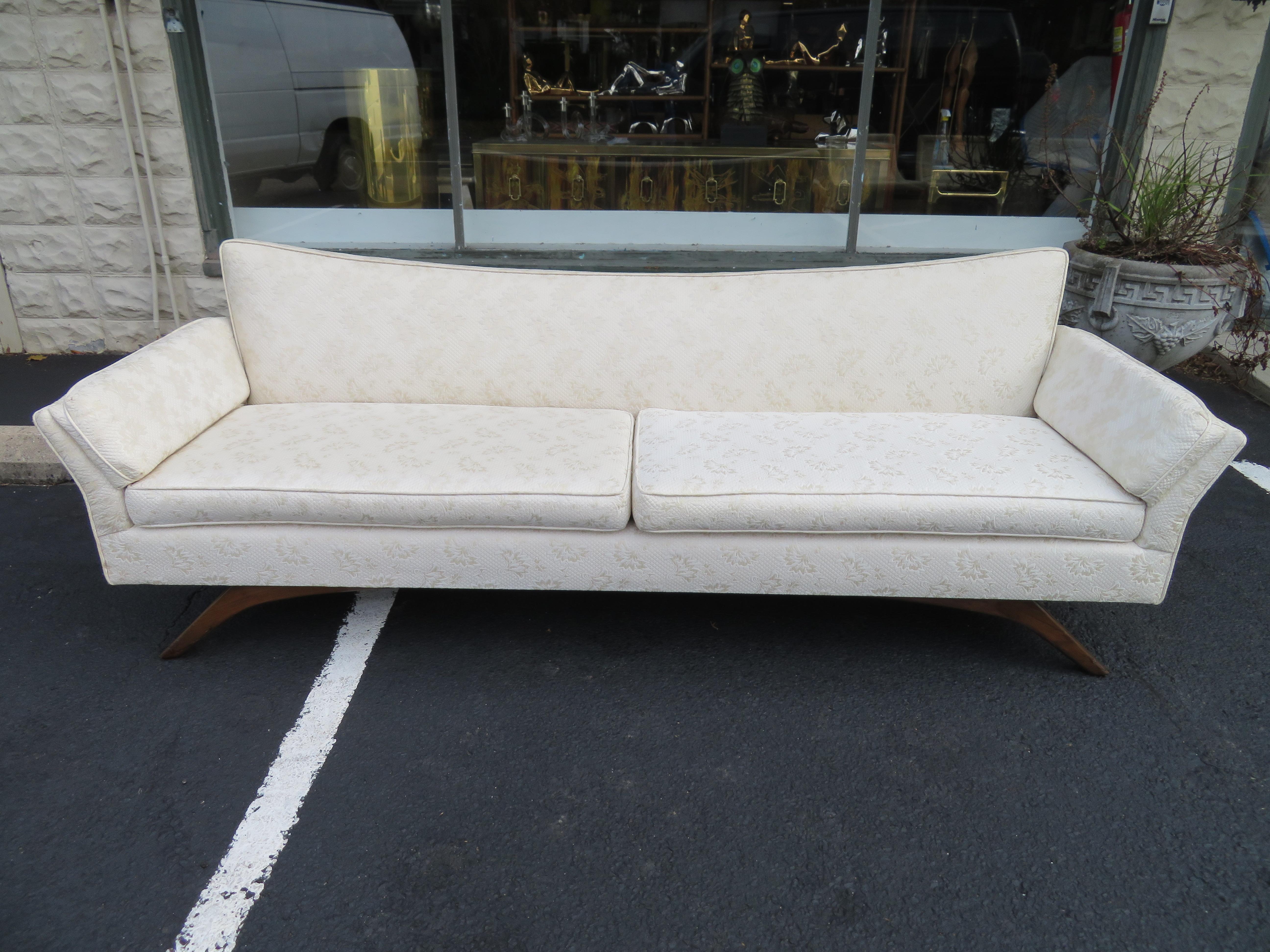 Atemberaubendes Sofa im Paul McCobb-Stil mit gespreizten Beinen im Bowtie-Design aus der Jahrhundertmitte im Angebot 3
