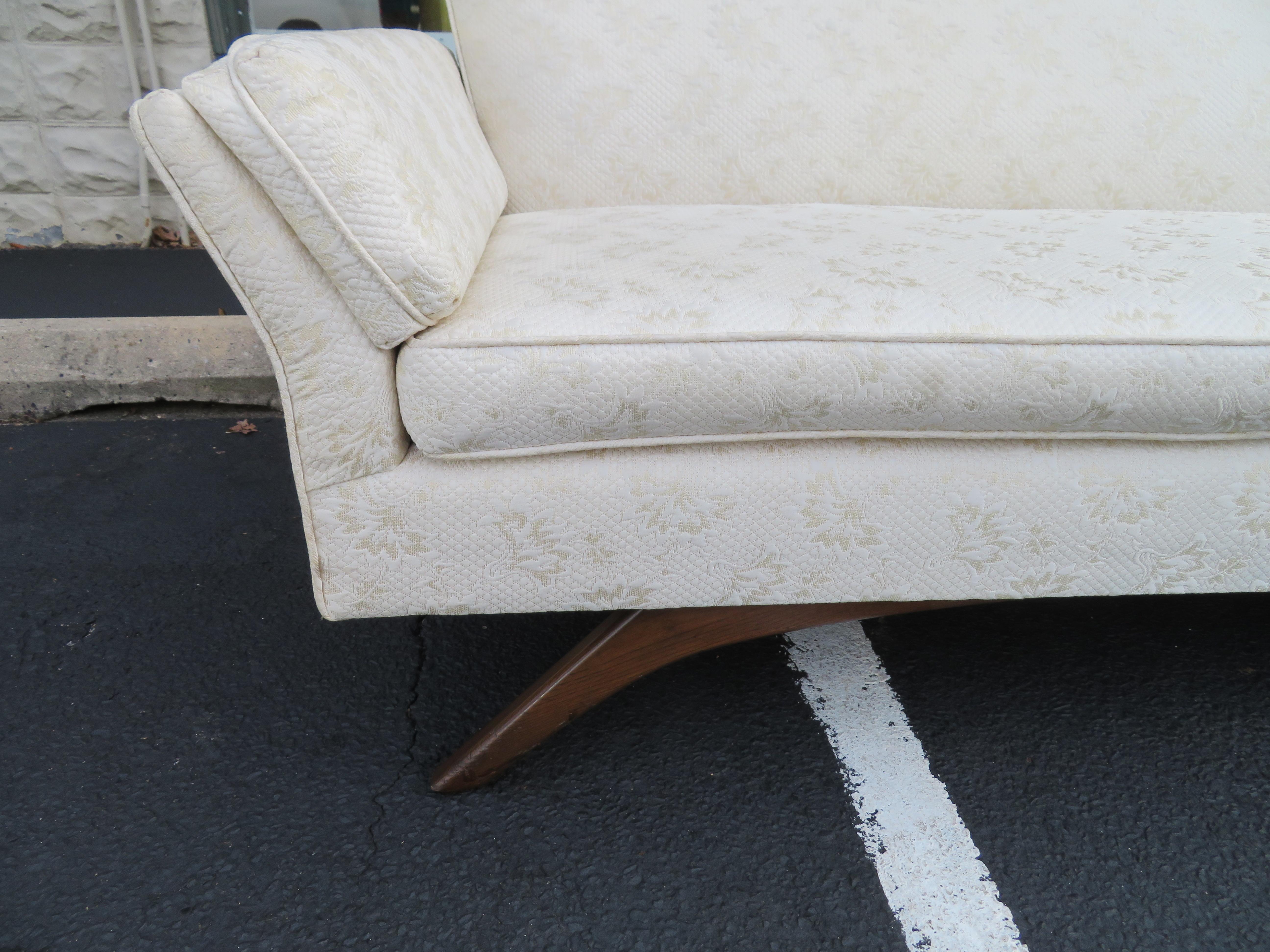 Atemberaubendes Sofa im Paul McCobb-Stil mit gespreizten Beinen im Bowtie-Design aus der Jahrhundertmitte im Zustand „Gut“ im Angebot in Pemberton, NJ