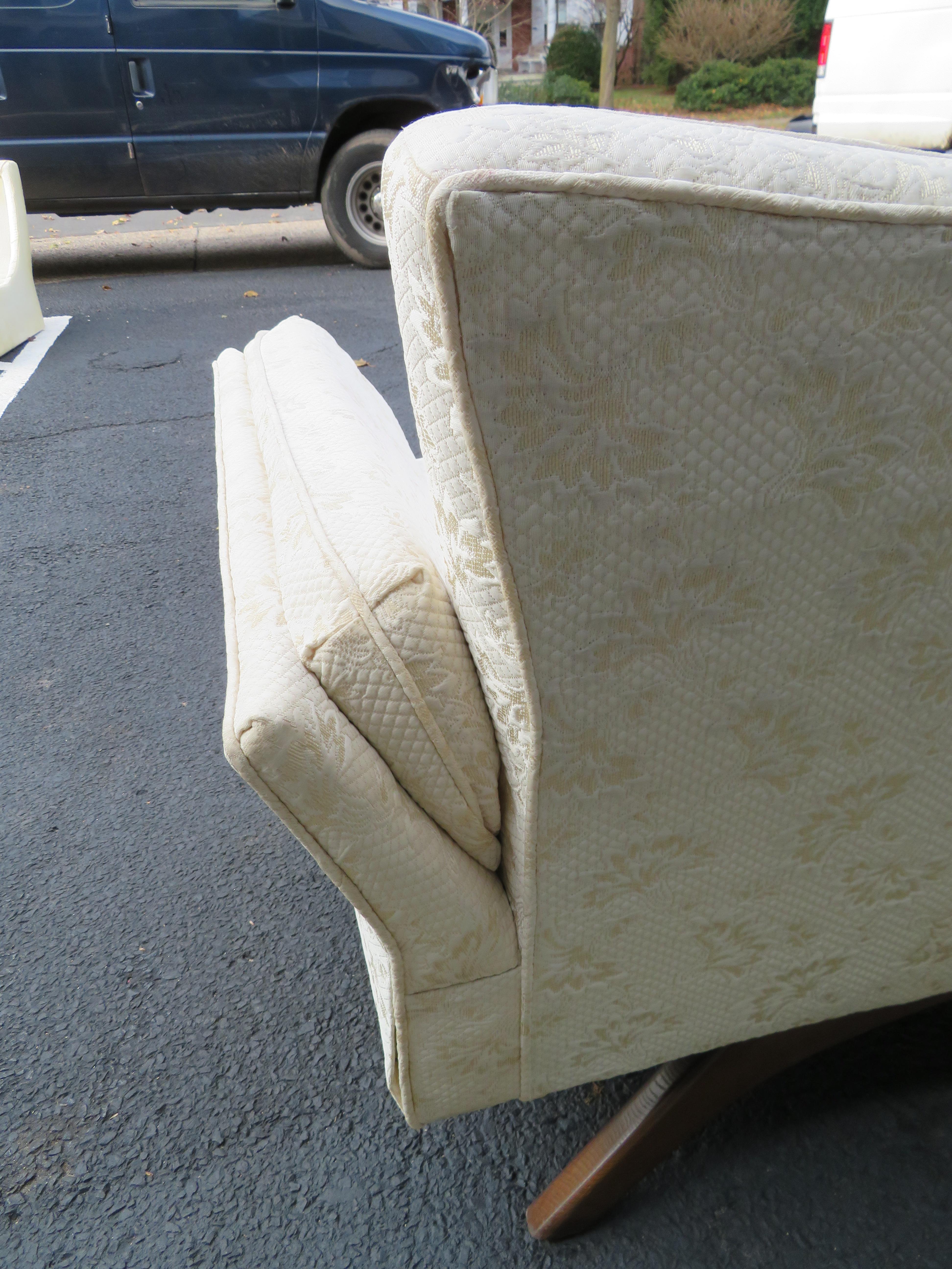 Stunning Paul McCobb Style Bowtie Design Sofa Splayed Leg Midcentury In Good Condition For Sale In Pemberton, NJ