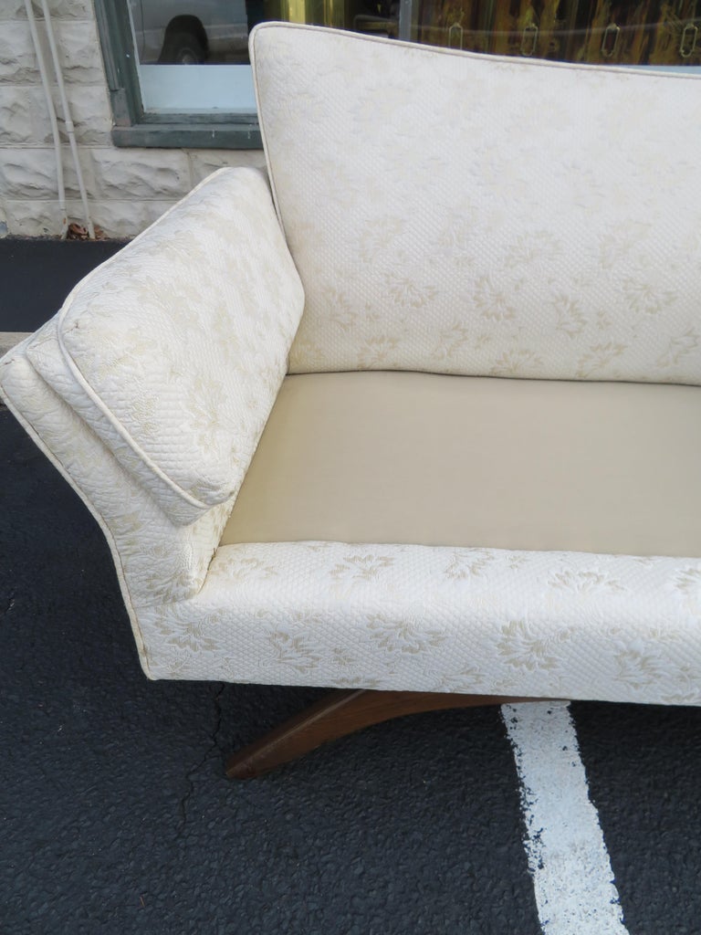 Stunning Paul McCobb Style Bowtie Design Sofa Splayed Leg Midcentury For Sale 2