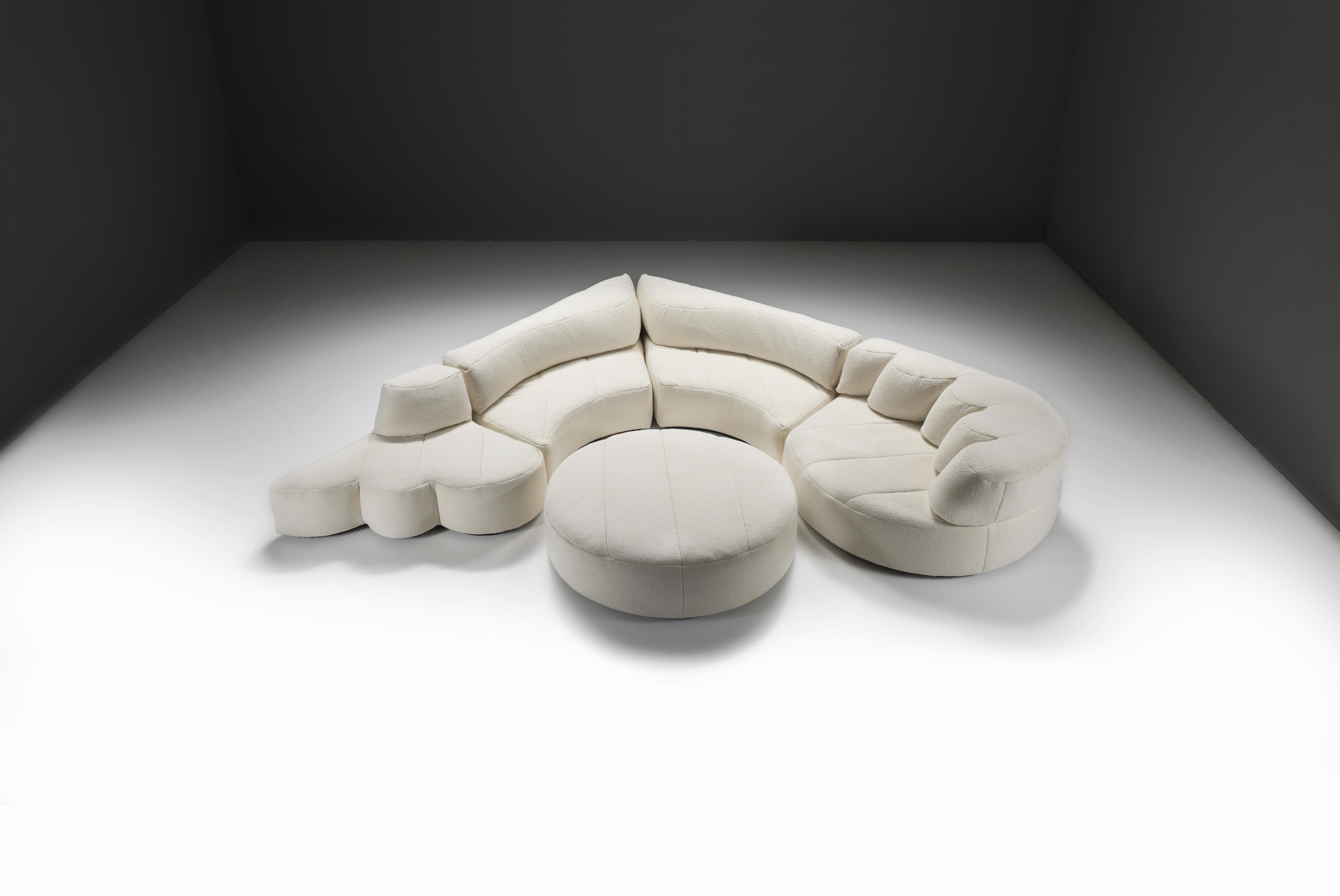 
Paysage I Canapé Landscape XL - Hans Hopfer - Roche Bobois
Très élégant et rare canapé modulaire 'Paysage'.  La nouvelle sellerie a été réalisée en tenant compte des coutures d'origine et du caractère général de cette beauté.
Conçu par Hans Hopfer