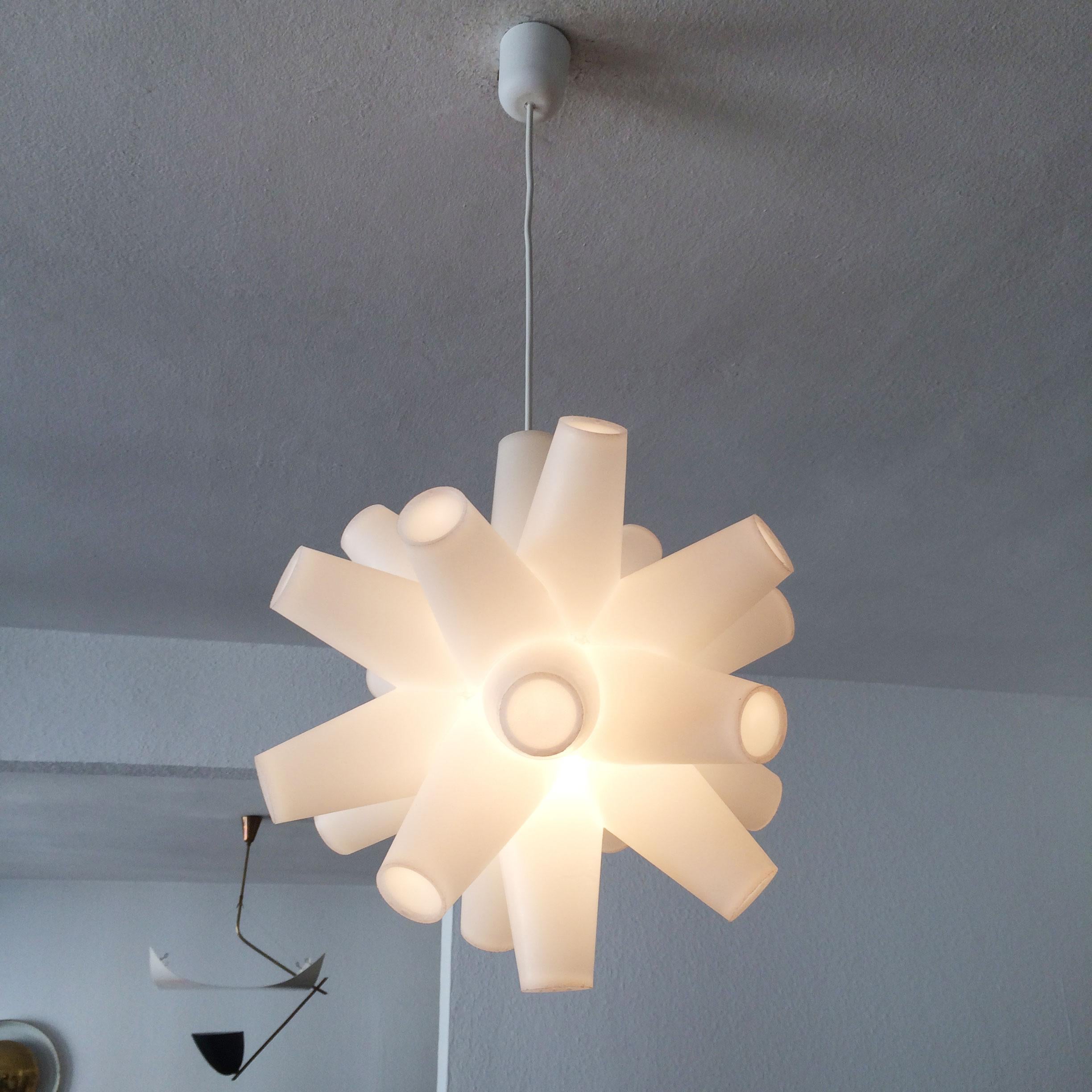 A gorgeous sputnik star lamp. Designed by Tom Dixon in 1977 for Eurolounge, Great Britain. This lamp is multi functional, can be used as pendant, table or floor lamp.

The lamp is executed in rotationally molded polyethylene and has 11 x E14