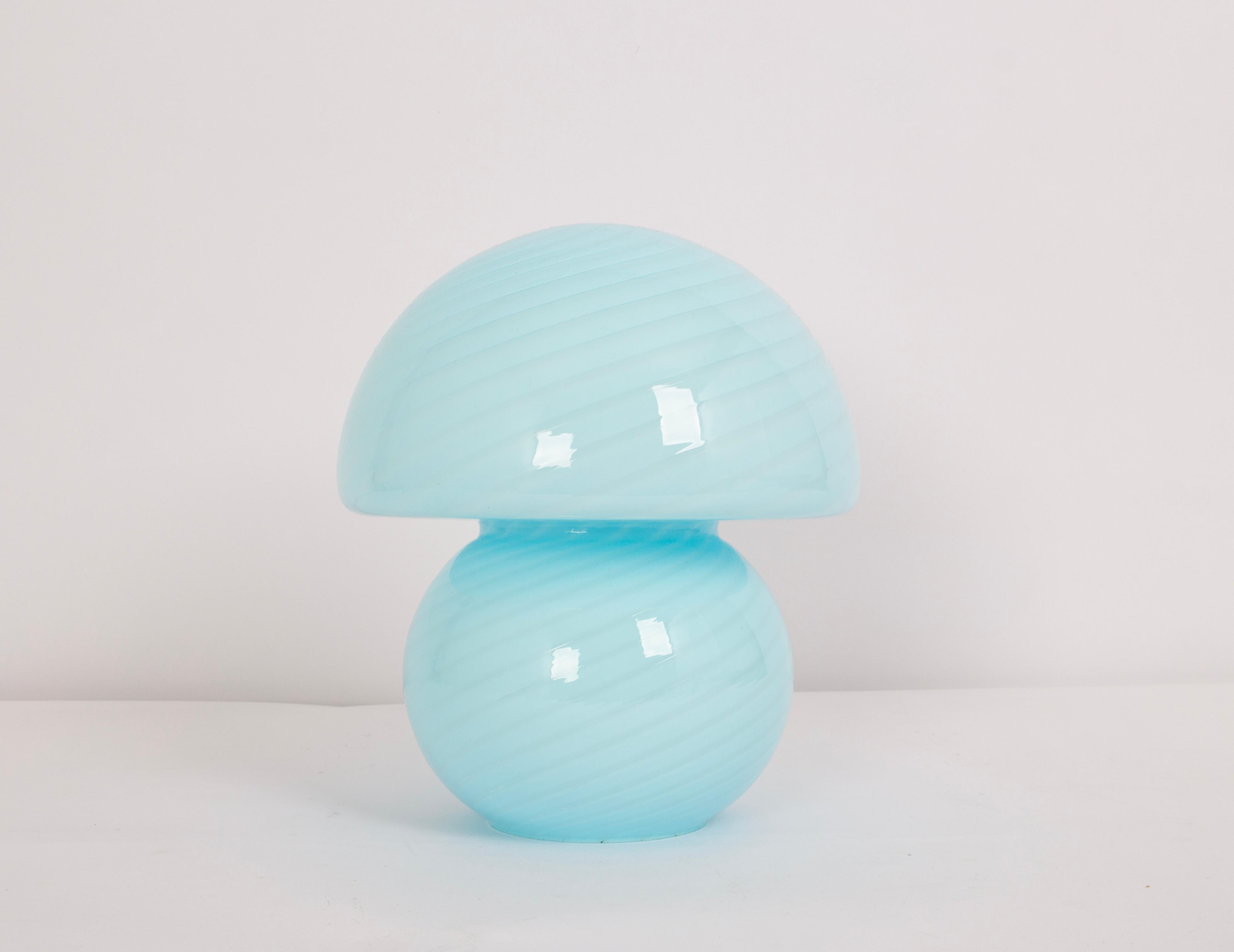 Wonderful large mid-century mushroom table lamp by Vetri Murano, Italy, 1970s.
Made of a single piece of blown and cased glass with a beautiful swirl effect and a nice smooth surface in a mushroom shape.
Manufacturer: Vetri Murano

Stunning glass