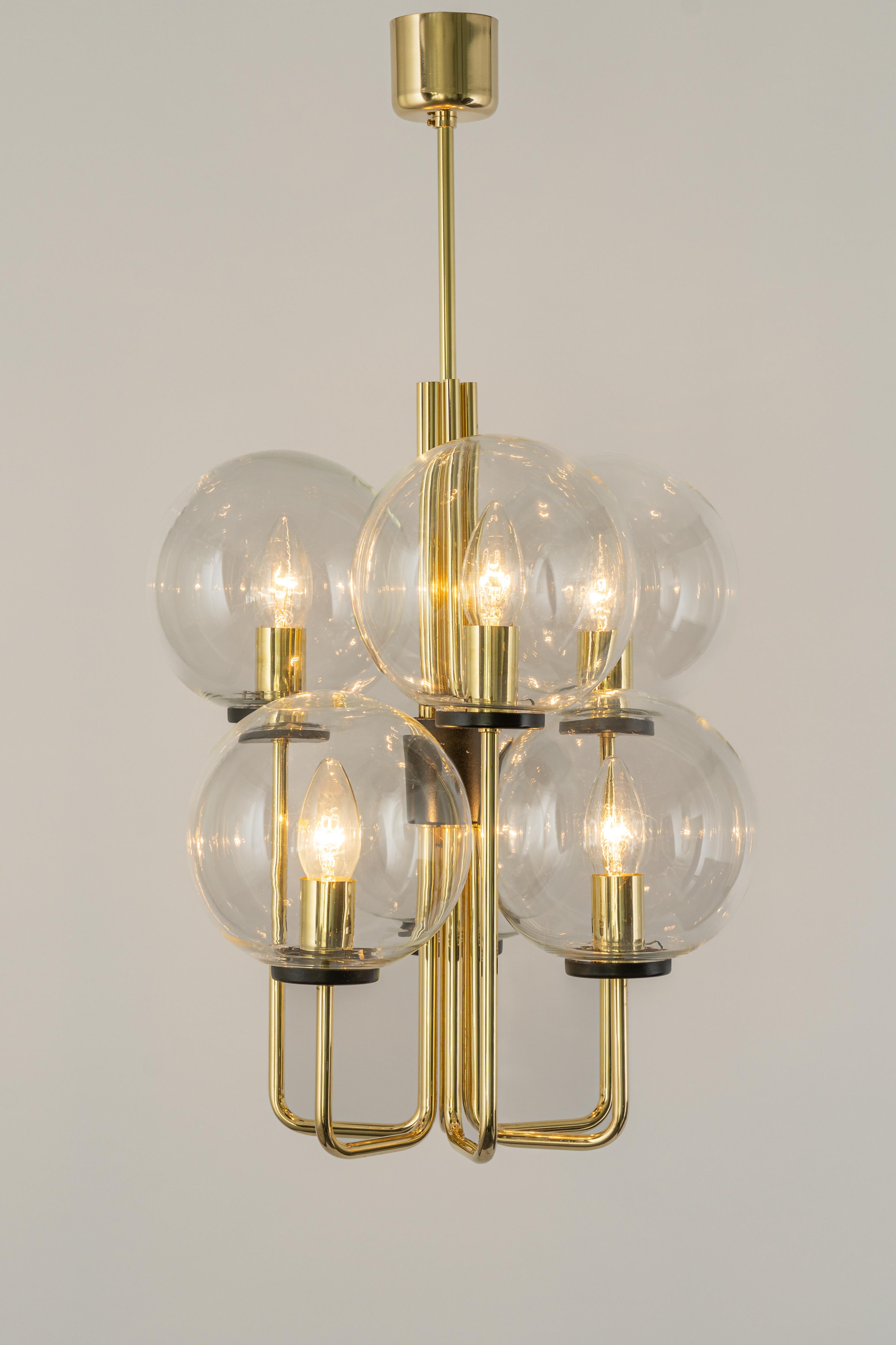 Six-light brass chandelier in the style of Sciolari.
Smoked glass in a very beautiful smokey brown color.
Made with brass, best of the 1970s.

High quality and in very good condition. Cleaned, well-wired and ready to use. 

The fixture