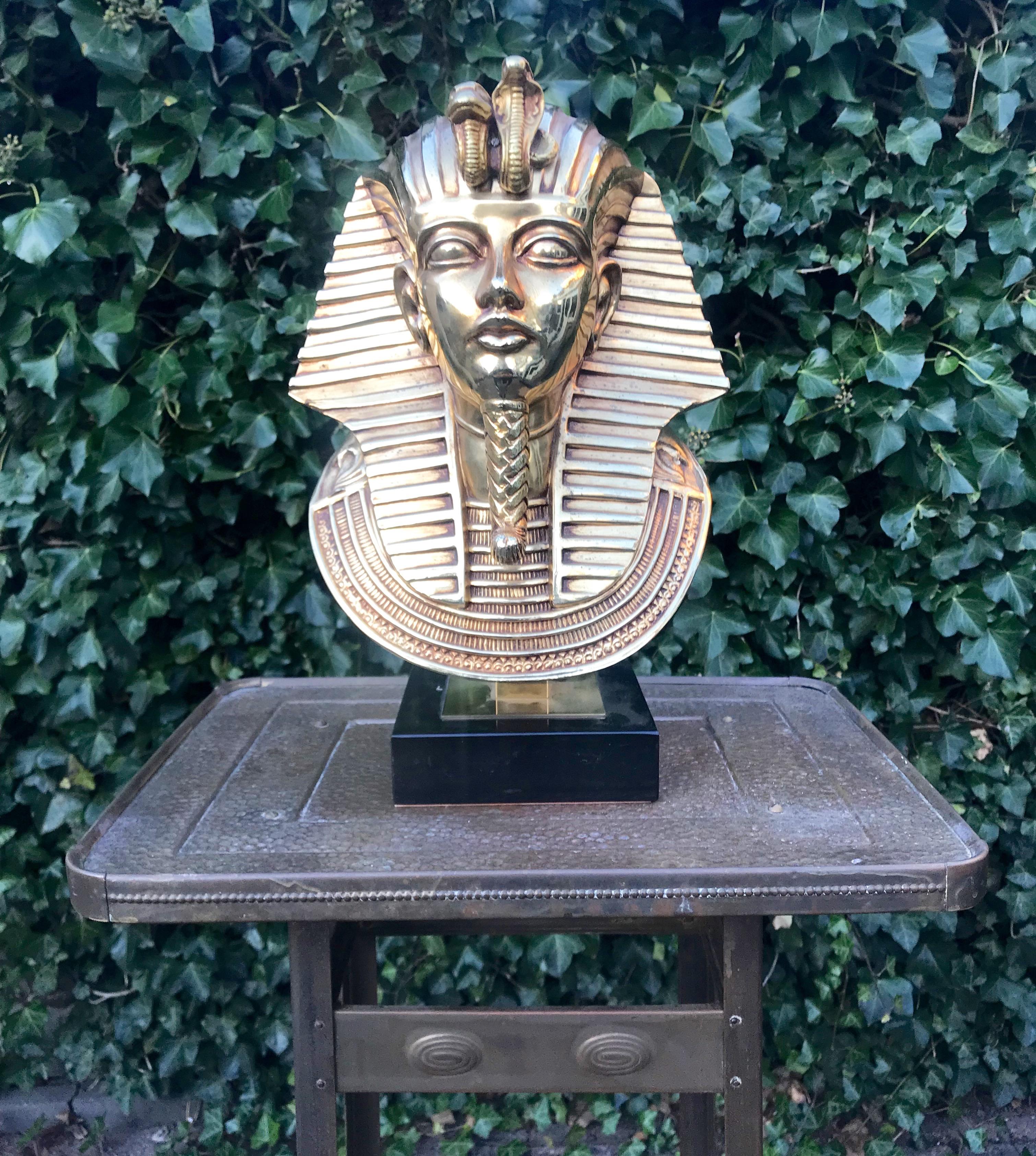 Egizio Splendida scultura di busto in ottone dorato del faraone Toetanchamon su base di marmo in vendita