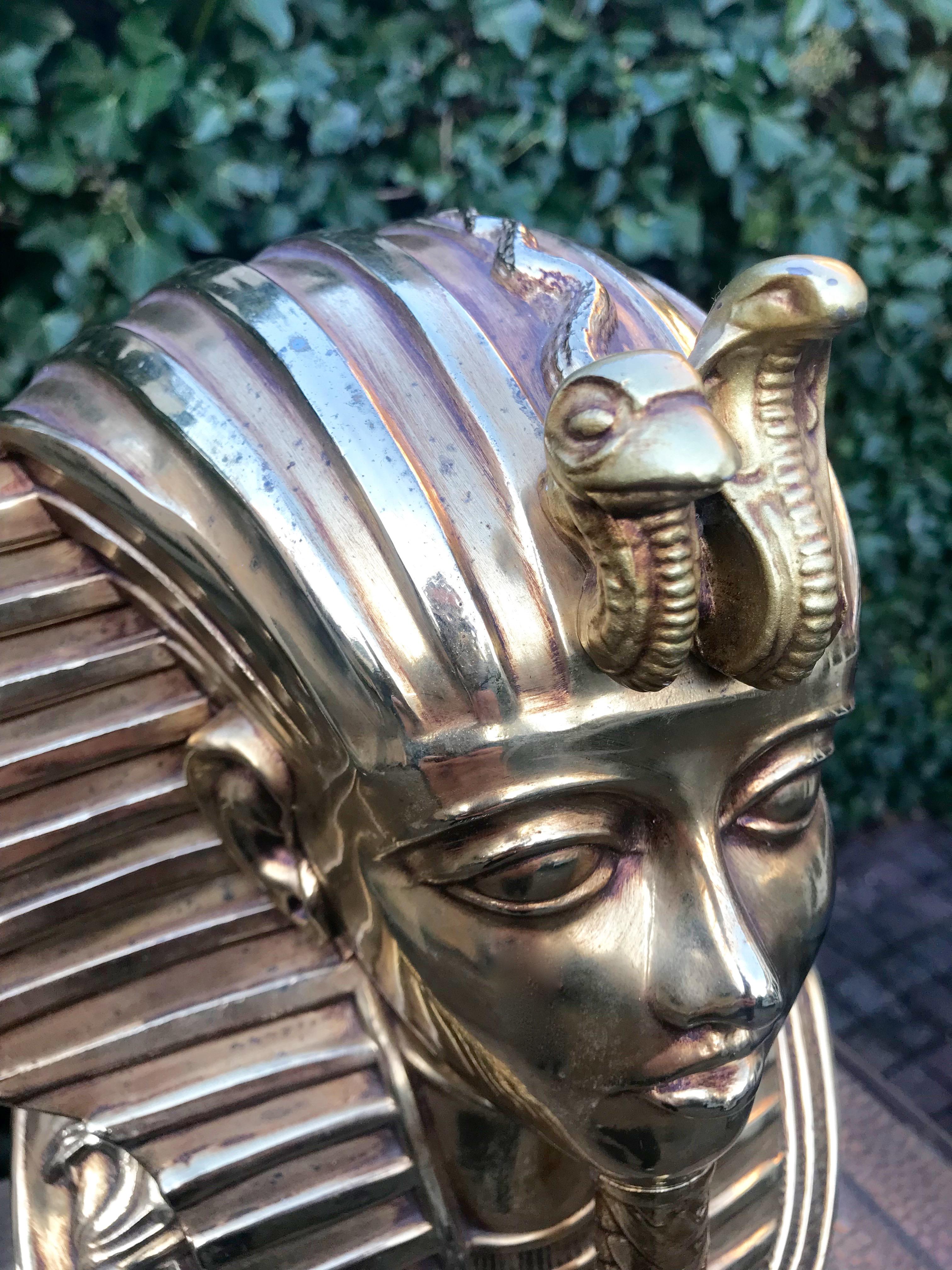 XX secolo Splendida scultura di busto in ottone dorato del faraone Toetanchamon su base di marmo in vendita