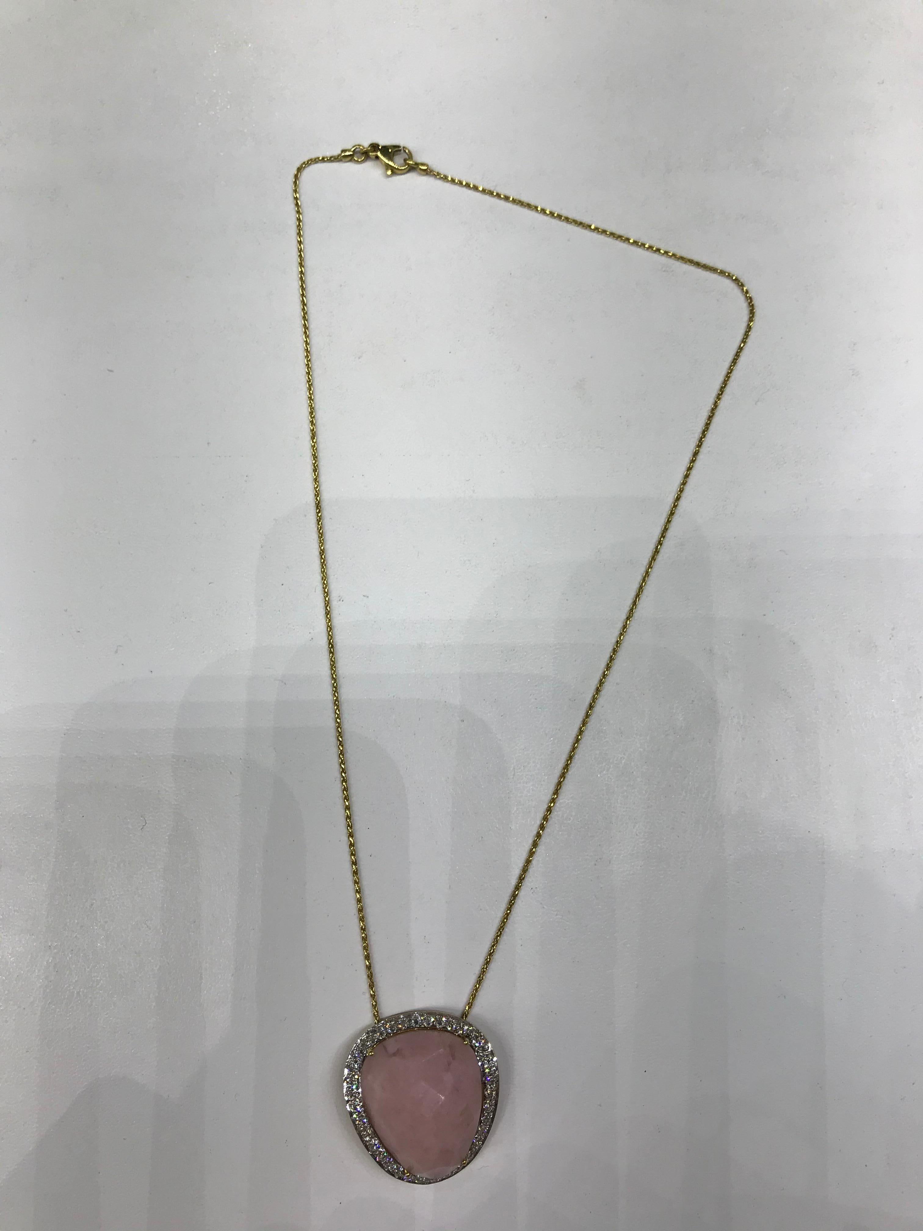 Stunning Pink Quartz White Diamond Yellow Gold 18 Karat Elegant Pendant Necklace In New Condition For Sale In Montreux, CH