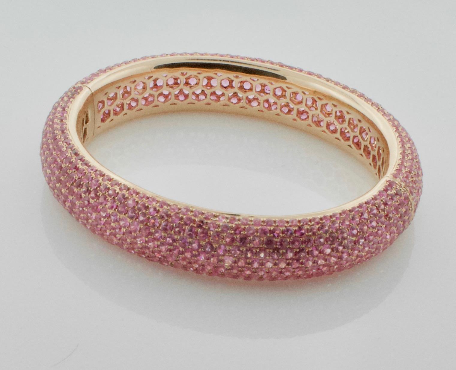 Women's or Men's Stunning Pink Sapphire Bangle Bracelet in 18 Karat Rose Gold 31.47 Carat For Sale