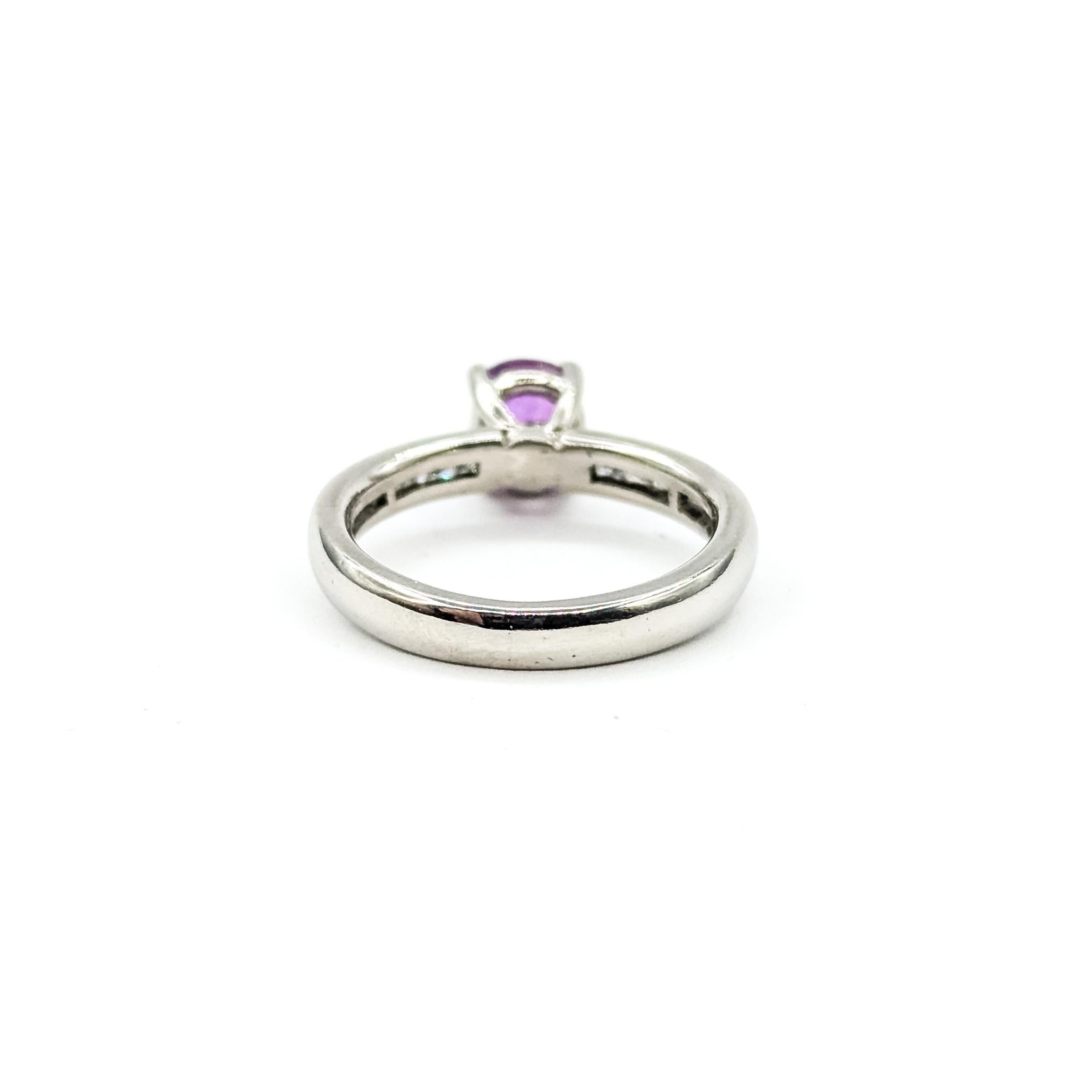 Impresionante Anillo de Zafiro Rosa y Diamante en Platino en venta 2