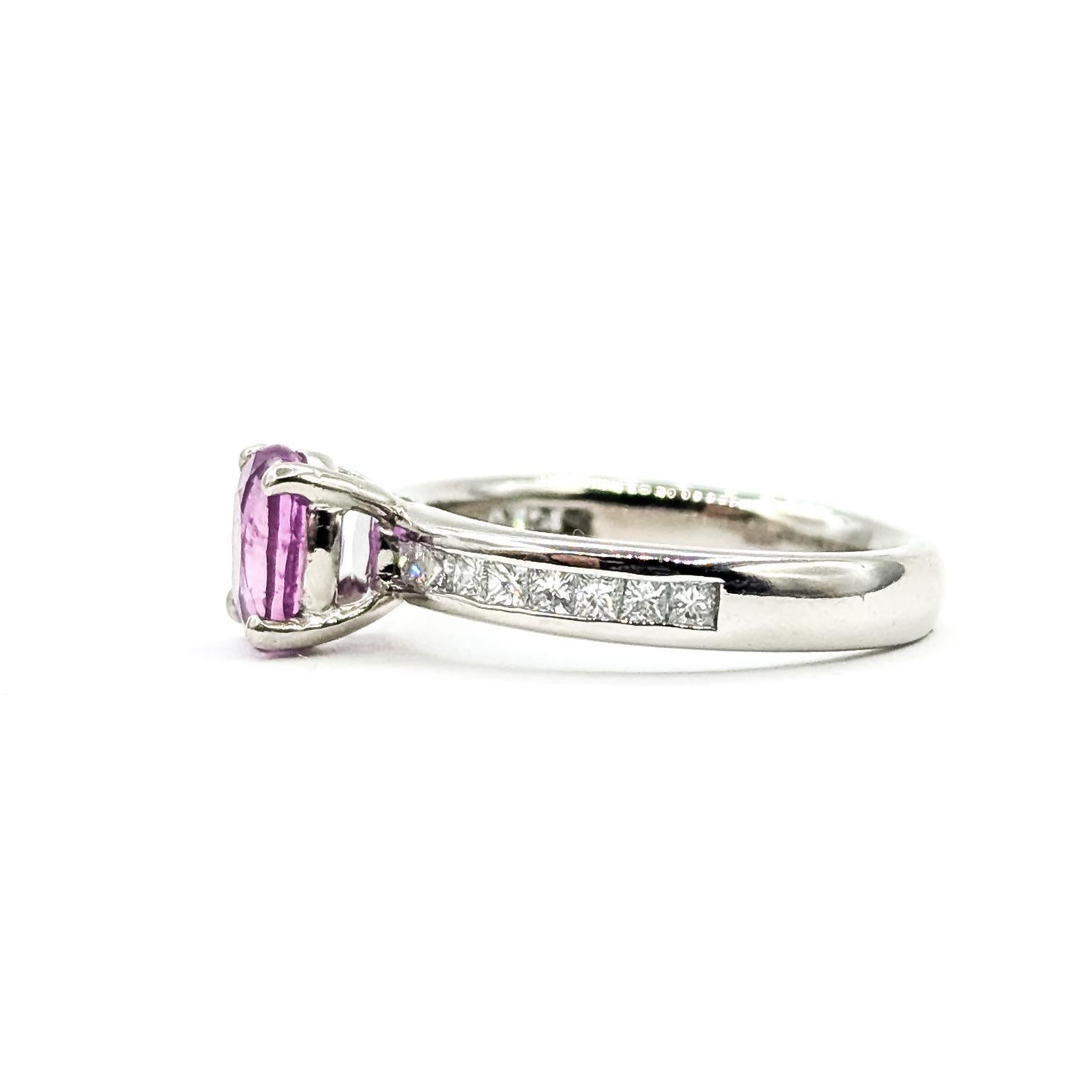 Impresionante Anillo de Zafiro Rosa y Diamante en Platino en venta 3