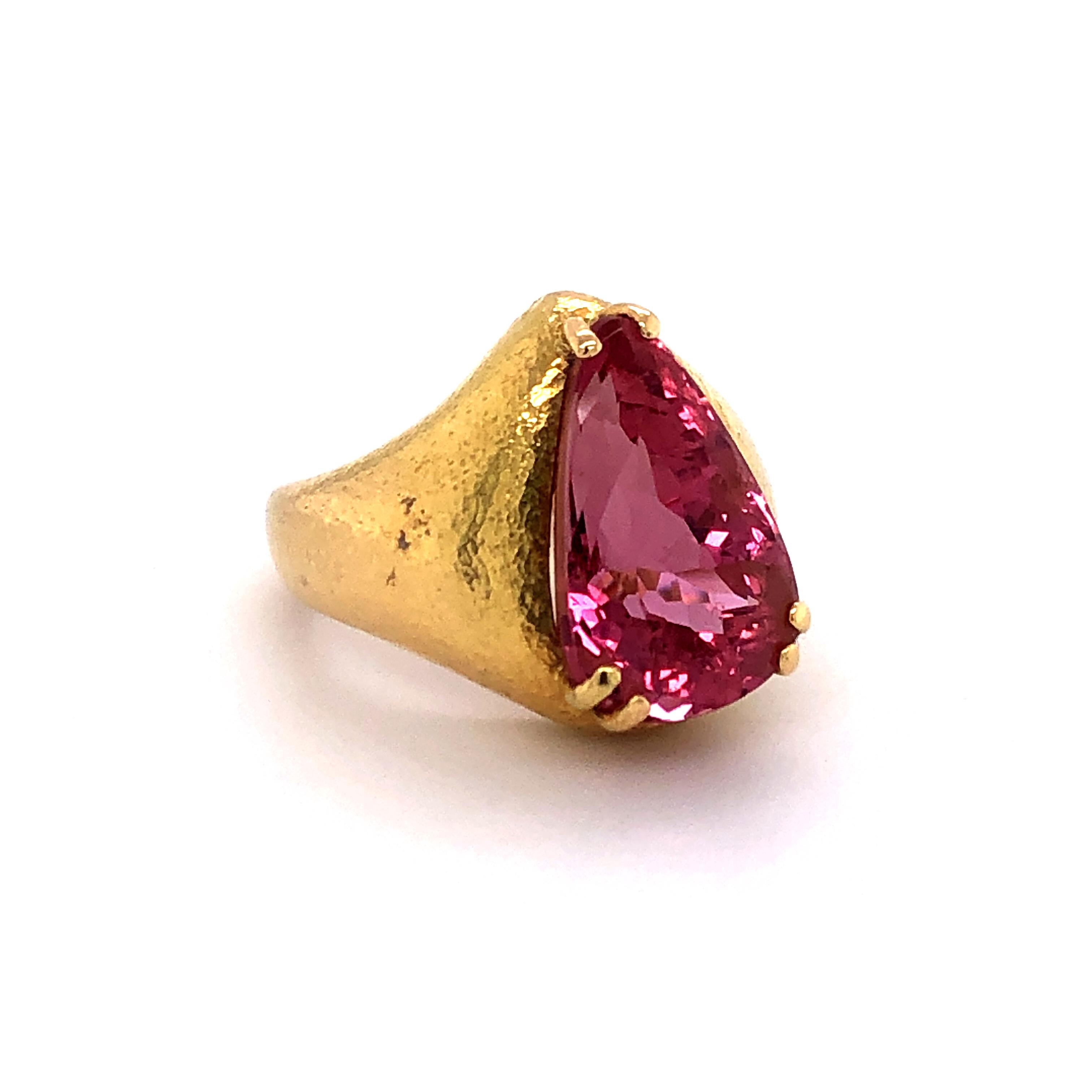 Modern Stunning Pink Topaz 18 Karat Gold Ring