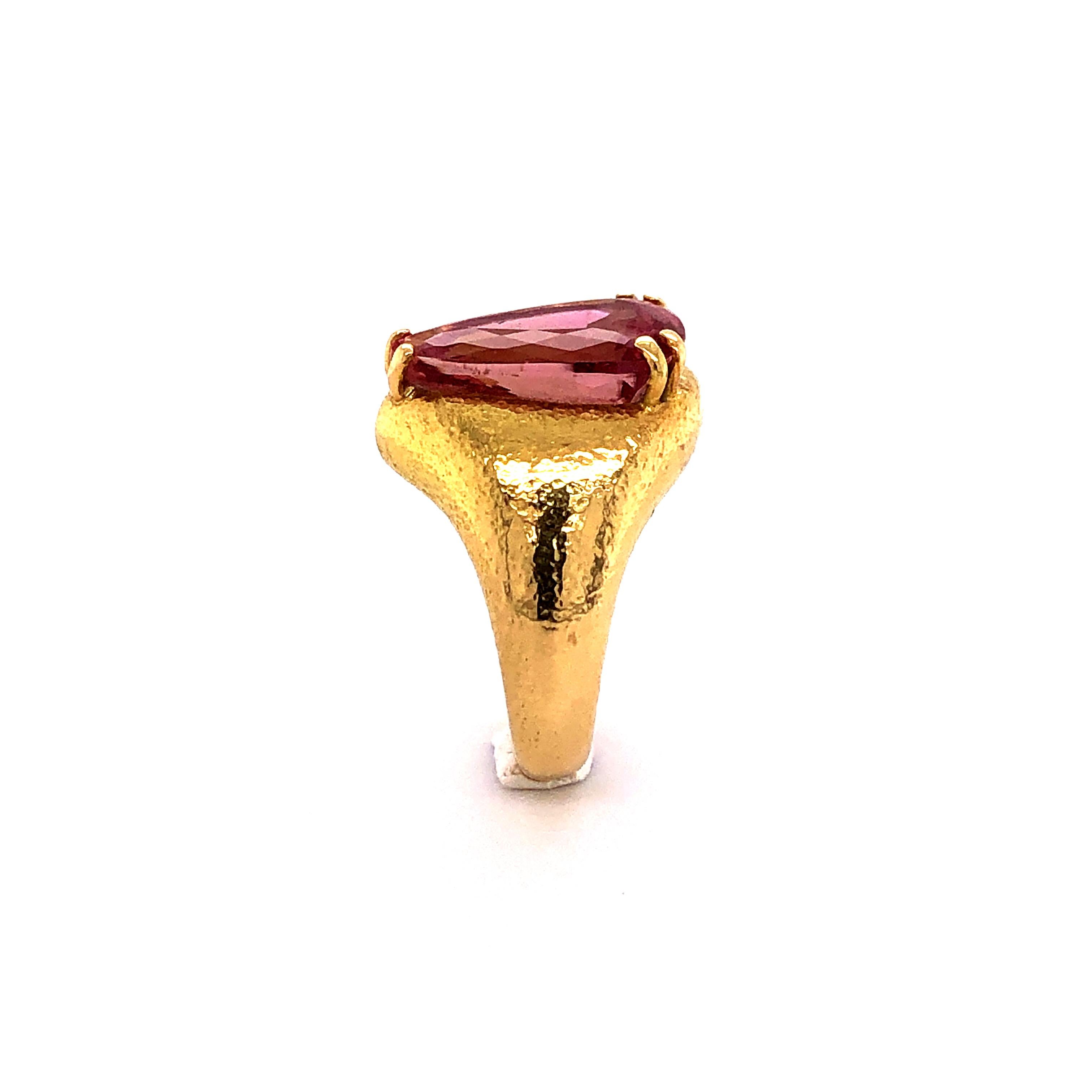 Stunning Pink Topaz 18 Karat Gold Ring In Good Condition In Lucerne, CH