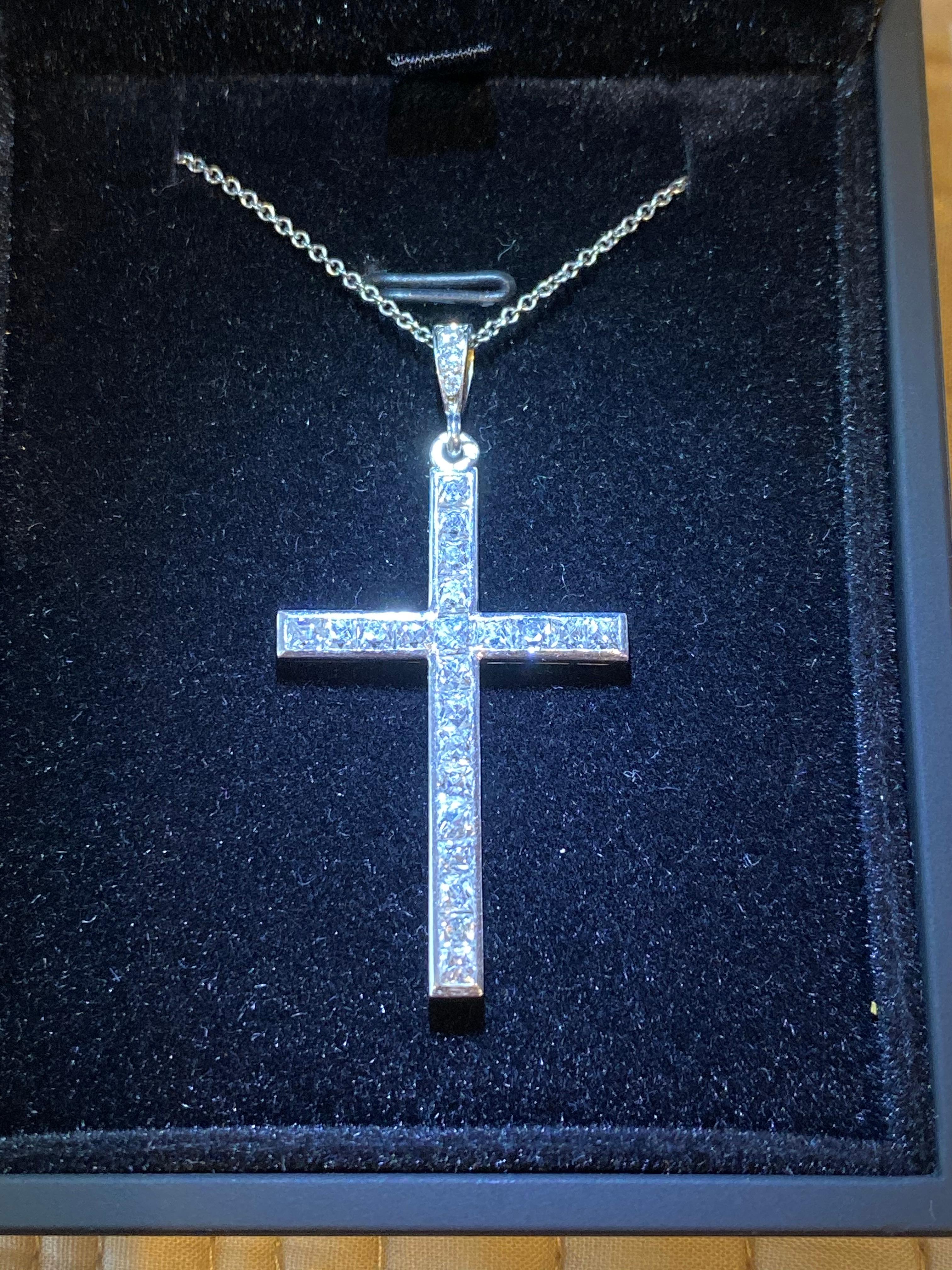 Wimbledon-Furniture

Wimbledon-Furniture is delighted to offer for sale this Stunning solid Platinum 3.0 ct Diamond pendant cross with Tiffany & Co Platinum chain

The pendant is platinum as mentioned, it has 22 cushion shaped diamonds to the main