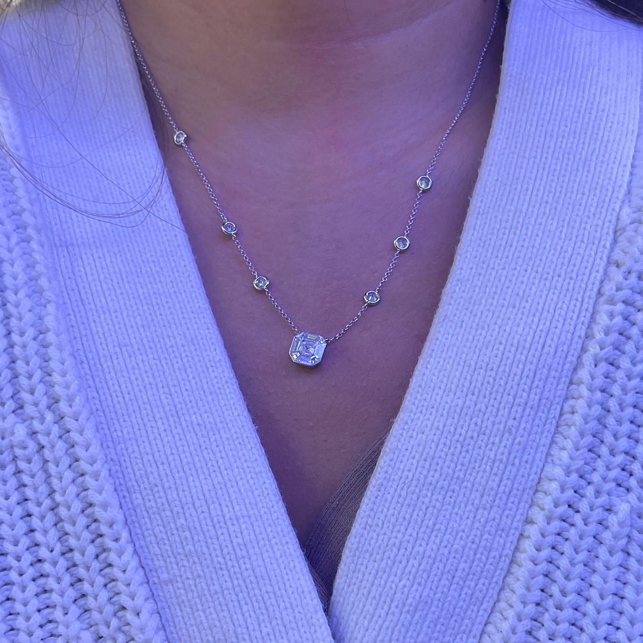 Taille Asscher Collier à pendentif Sophia en diamants de 0,92 carat en vente