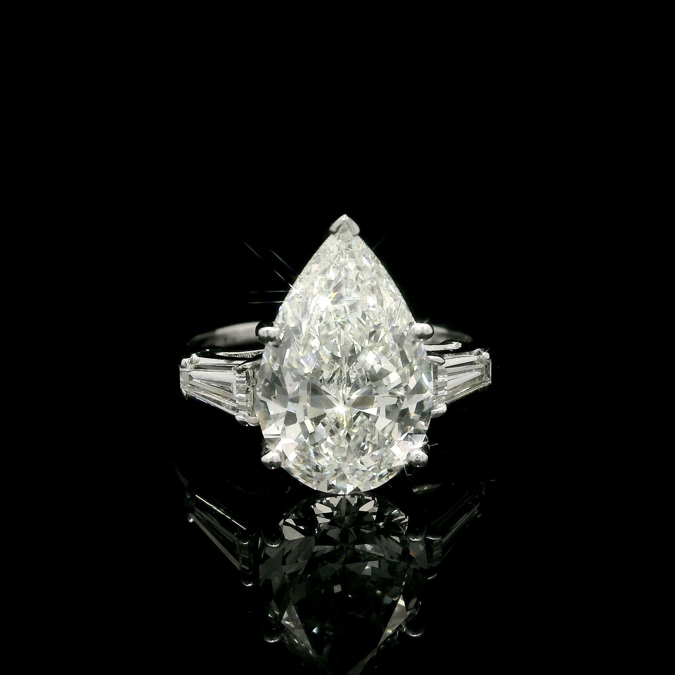 Stupendo anello di fidanzamento in platino GIA con diamante a pera grande da 3,81 carati e accenti a baguette in vendita 5