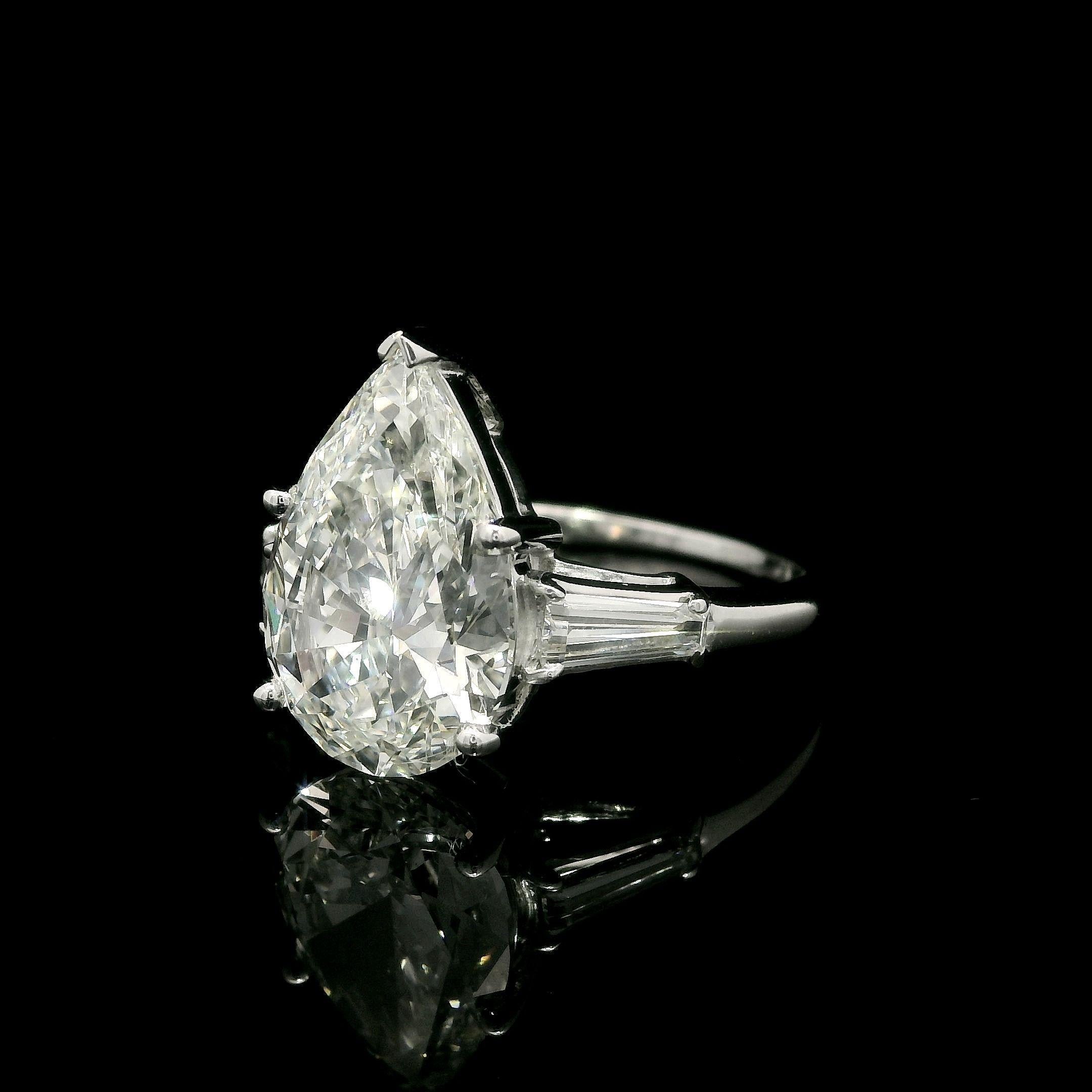 Taglio a goccia Stupendo anello di fidanzamento in platino GIA con diamante a pera grande da 3,81 carati e accenti a baguette in vendita