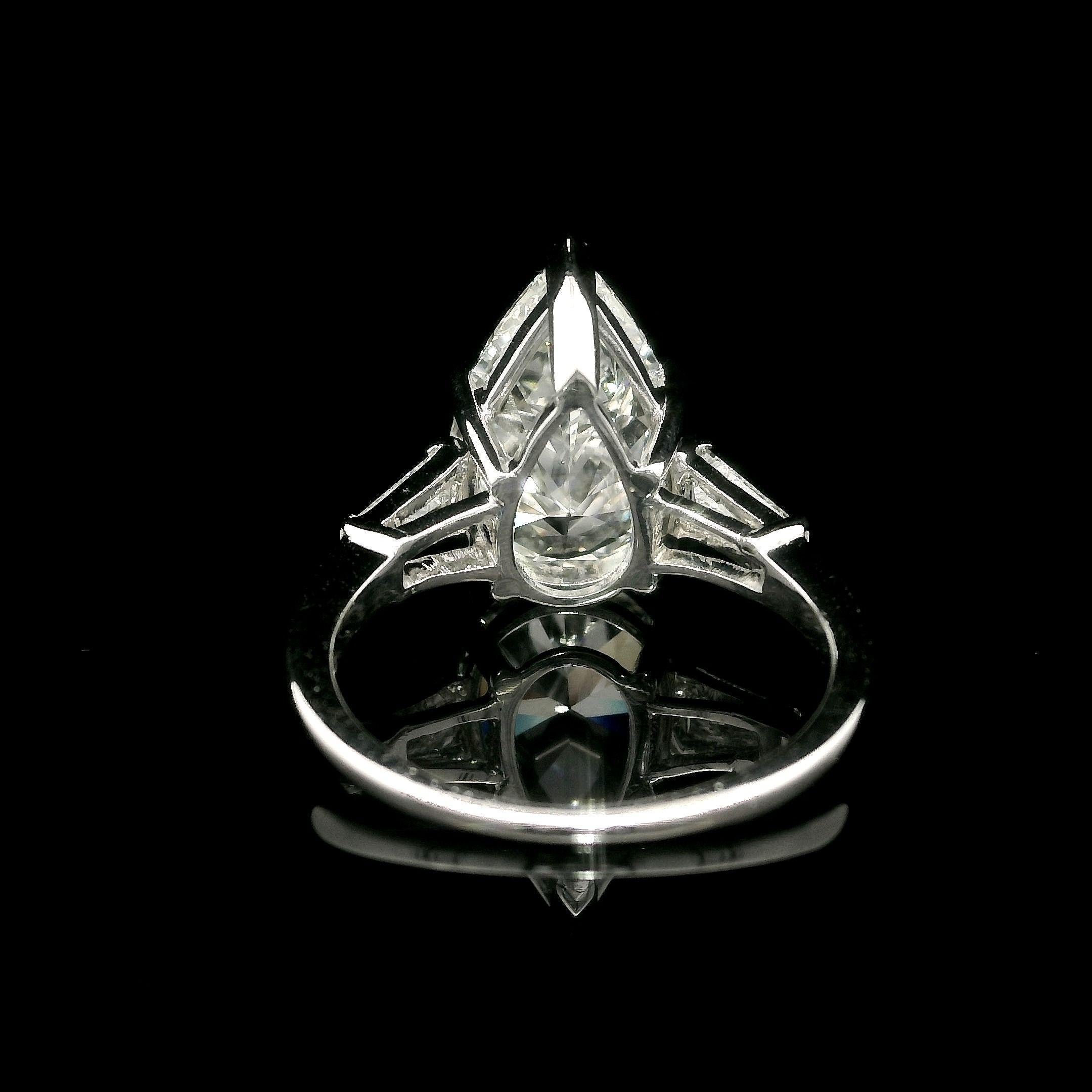 Stupendo anello di fidanzamento in platino GIA con diamante a pera grande da 3,81 carati e accenti a baguette In condizioni ottime in vendita a Montclair, NJ