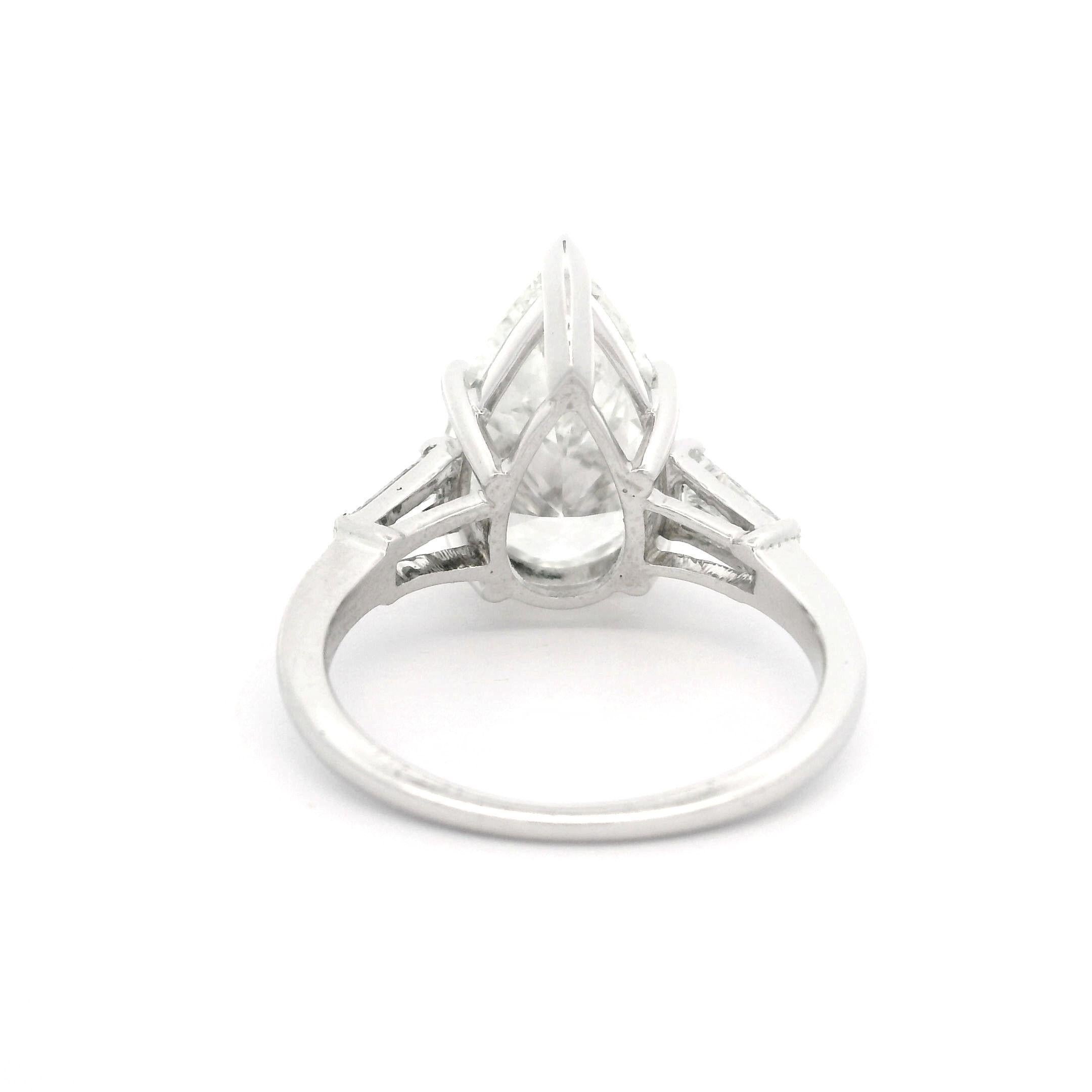 Donna Stupendo anello di fidanzamento in platino GIA con diamante a pera grande da 3,81 carati e accenti a baguette in vendita