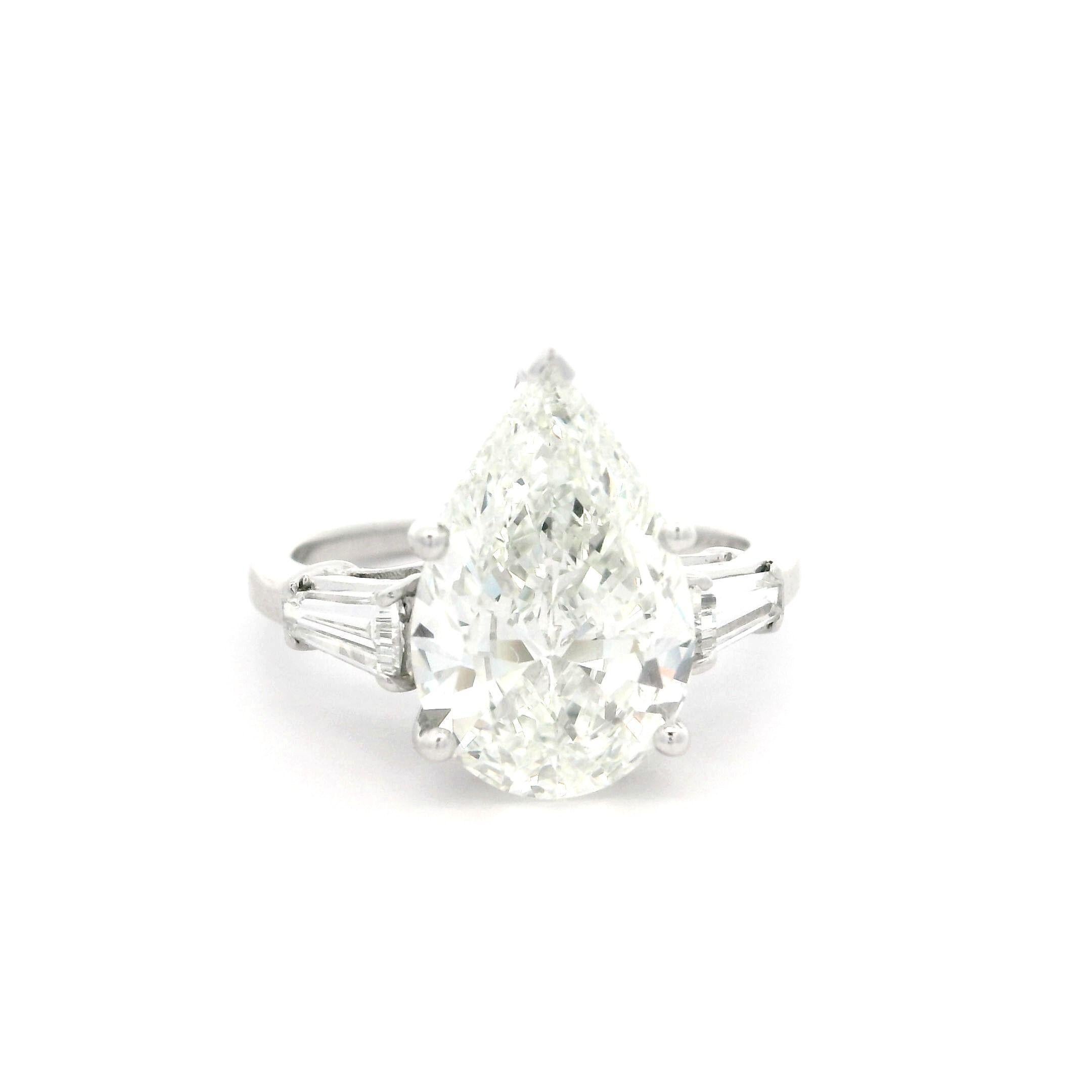 Stupendo anello di fidanzamento in platino GIA con diamante a pera grande da 3,81 carati e accenti a baguette in vendita 2