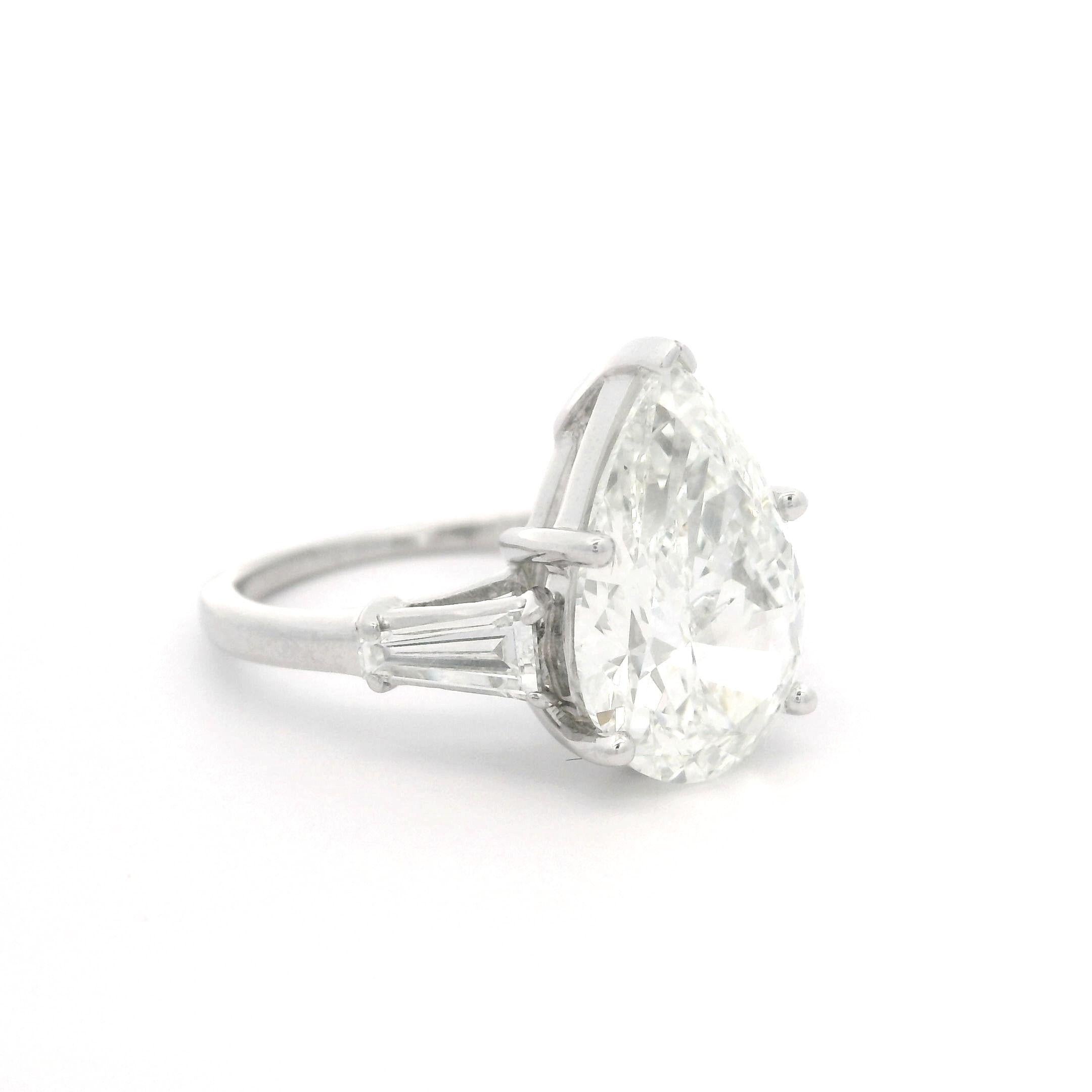 Stupendo anello di fidanzamento in platino GIA con diamante a pera grande da 3,81 carati e accenti a baguette in vendita 3