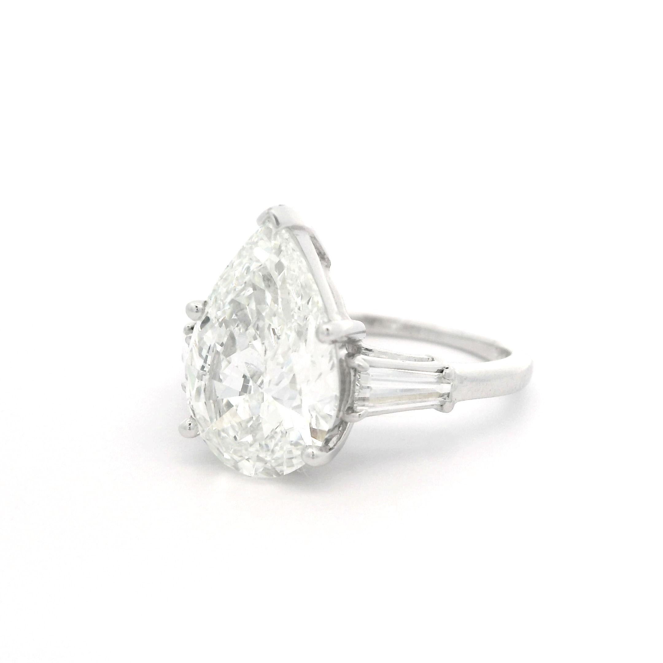 Stupendo anello di fidanzamento in platino GIA con diamante a pera grande da 3,81 carati e accenti a baguette in vendita 4