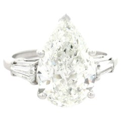 Impresionante Anillo de Compromiso de Platino GIA de 3,81 ctw con Diamante Pera Grande Acentuado en Baguette