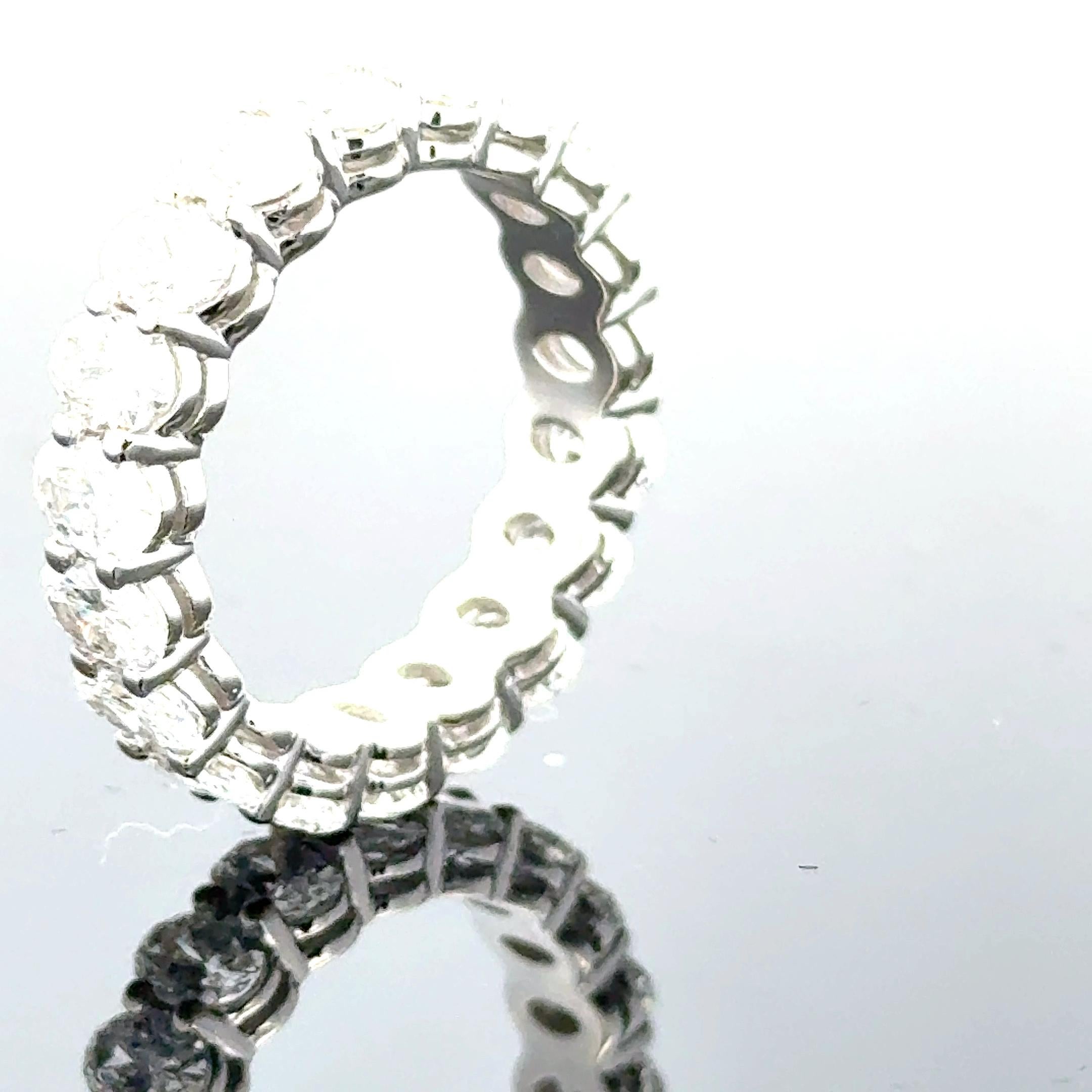 
Esta alianza de eternidad de diamantes en platino y forma ovalada de 3,87 quilates es una joya impresionante y lujosa que combina la elegancia atemporal con la sofisticación moderna. Diseñada para quienes aprecian la artesanía excepcional y los