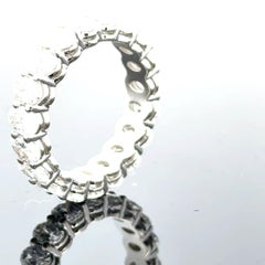 Atemberaubender ovaler Platin-Eternity-Ring mit Diamanten