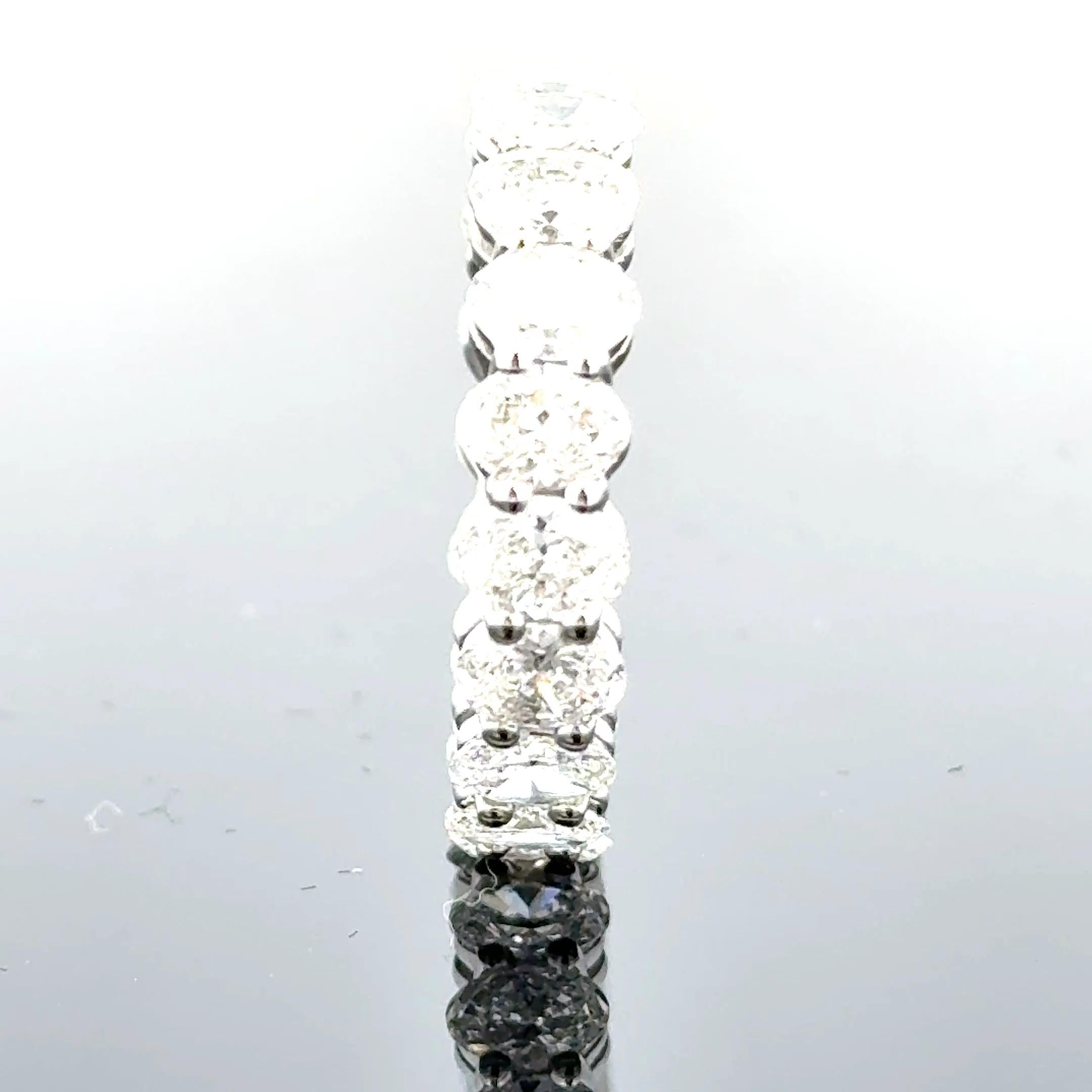 Sorprendente alianza de platino con diamantes ovalados Corte oval en venta