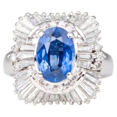 Impresionante Anillo de Platino Zafiro de 2,186 ct con Halo de Diamantes Baguette de 1,36 ct PT900