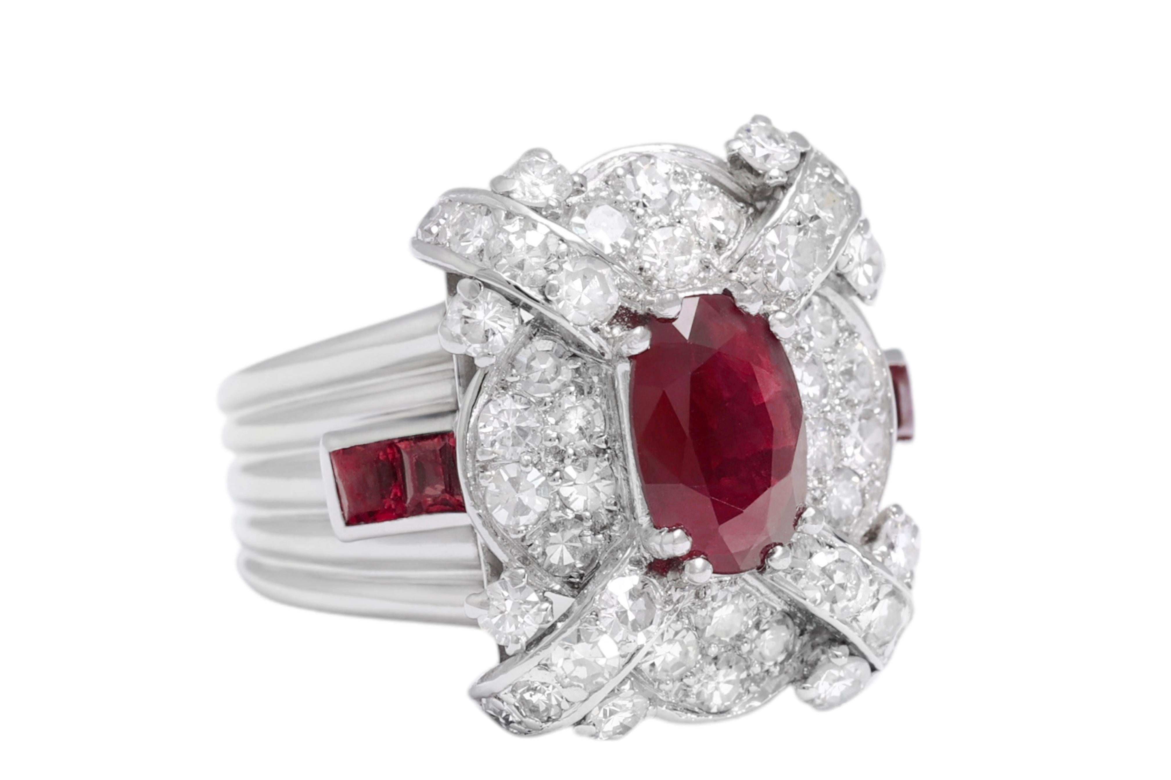 Stunning Platinum Ring with 1.14 Carat Ruby and Diamonds In Excellent Condition For Sale In Antwerp, BE