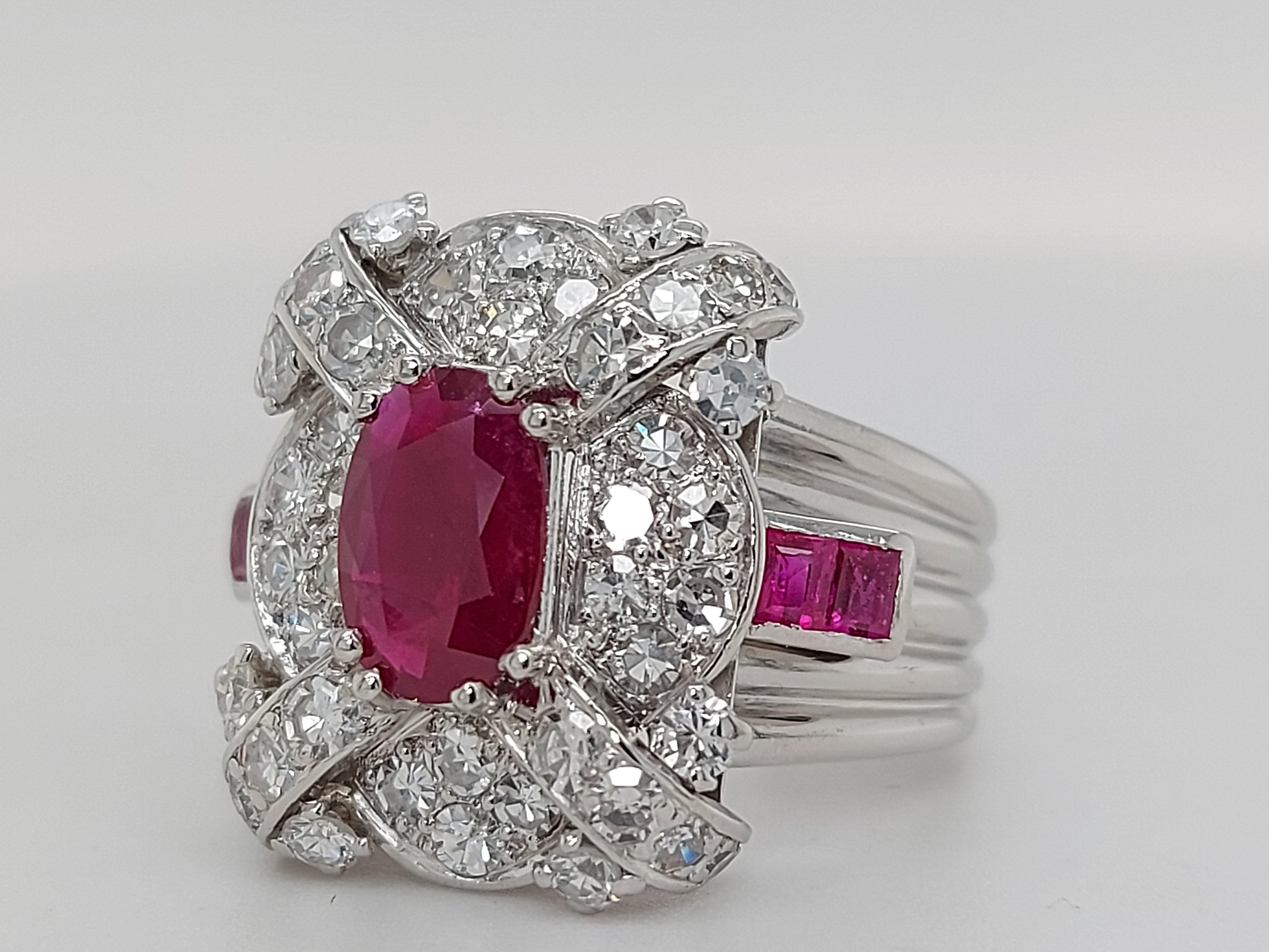 Stunning Platinum Ring with 1.14 Carat Ruby and Diamonds In Excellent Condition For Sale In Antwerp, BE