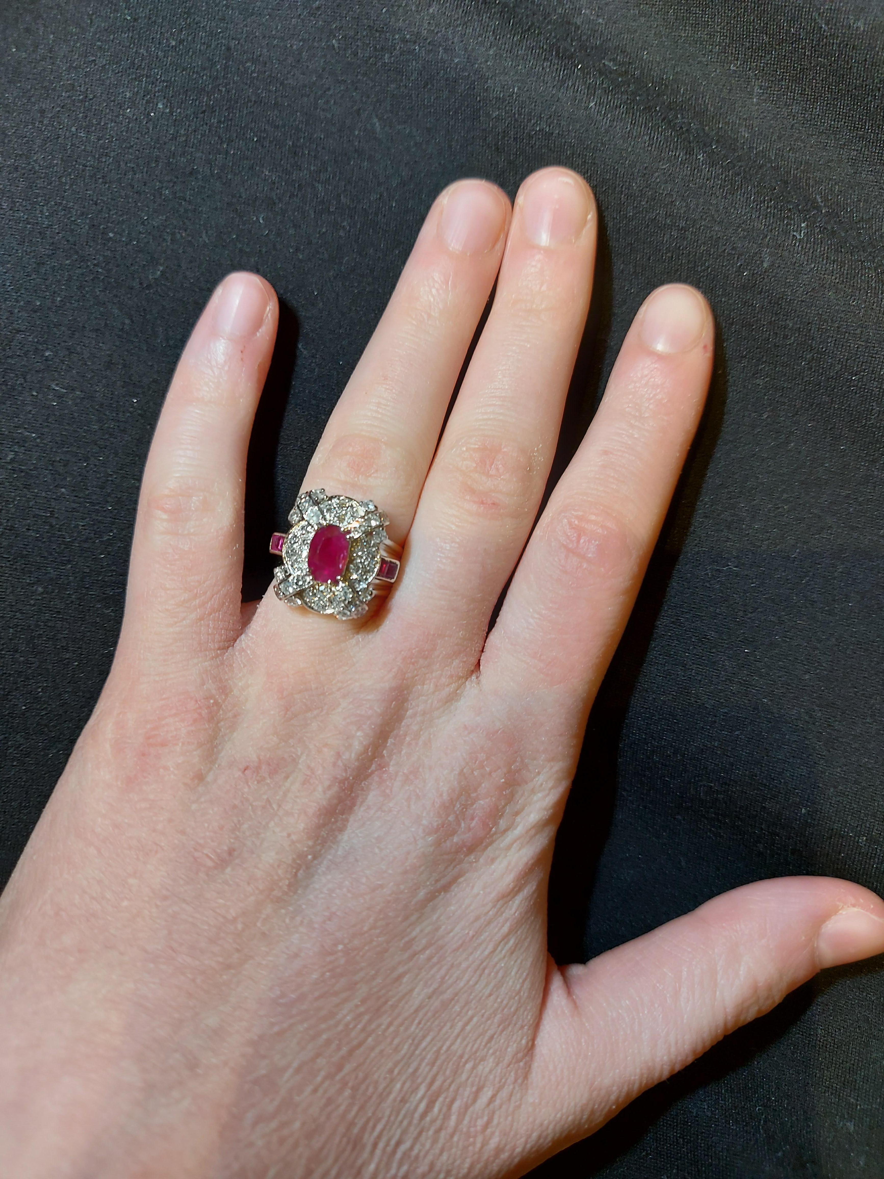 Stunning Platinum Ring with 1.14 Carat Ruby and Diamonds For Sale 4