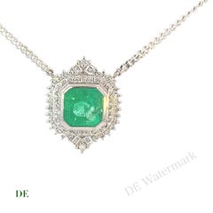 Stunning Platinum Vivid Green Emerald 2.7 crt with 0.57 crt Diamonds Necklace