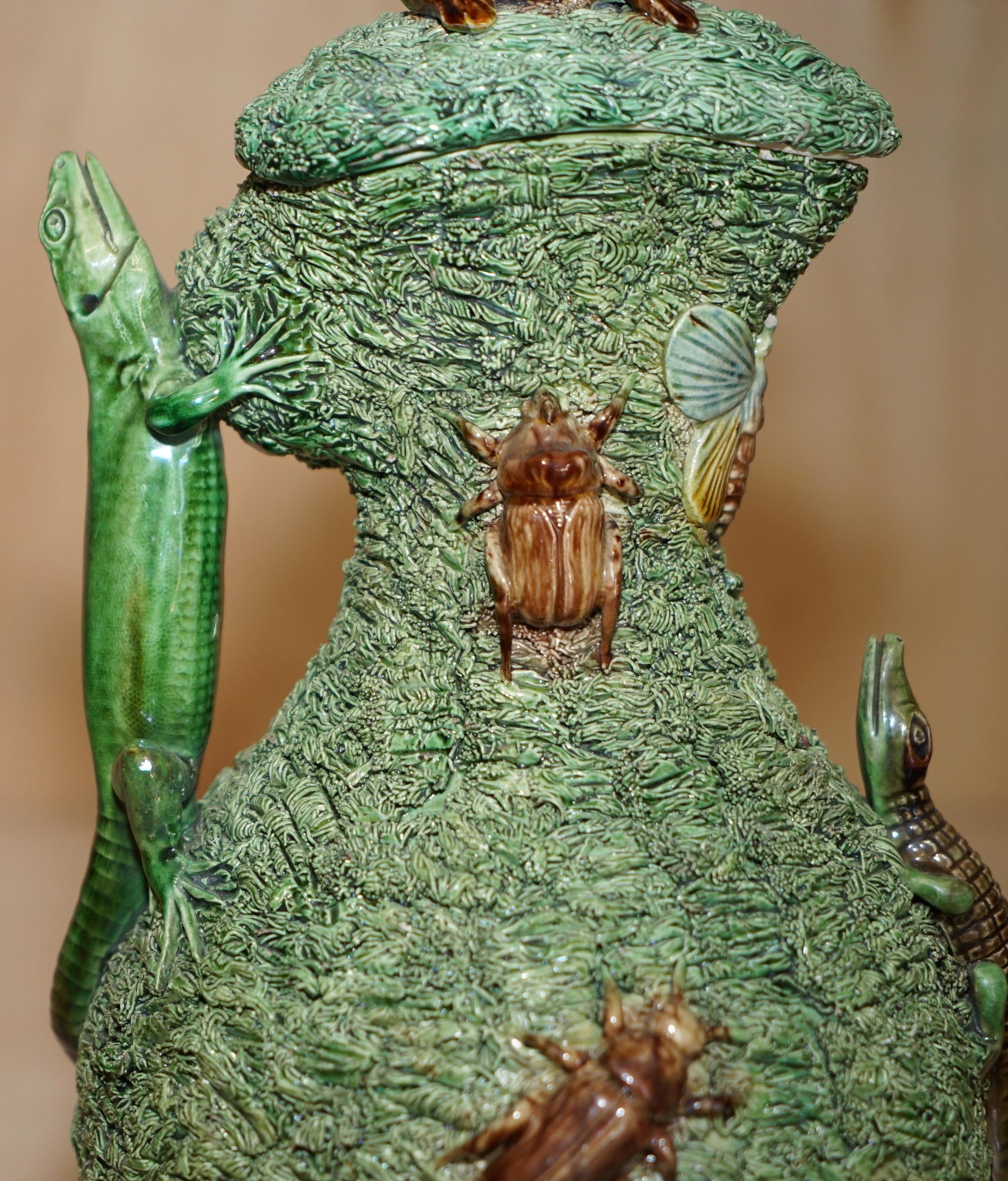 STUNNiNG PORTUGUESE ANTIQUE VICTORIAN 1880 MAFRA PALISSY WARE EWER JUG & SAUCER For Sale 2