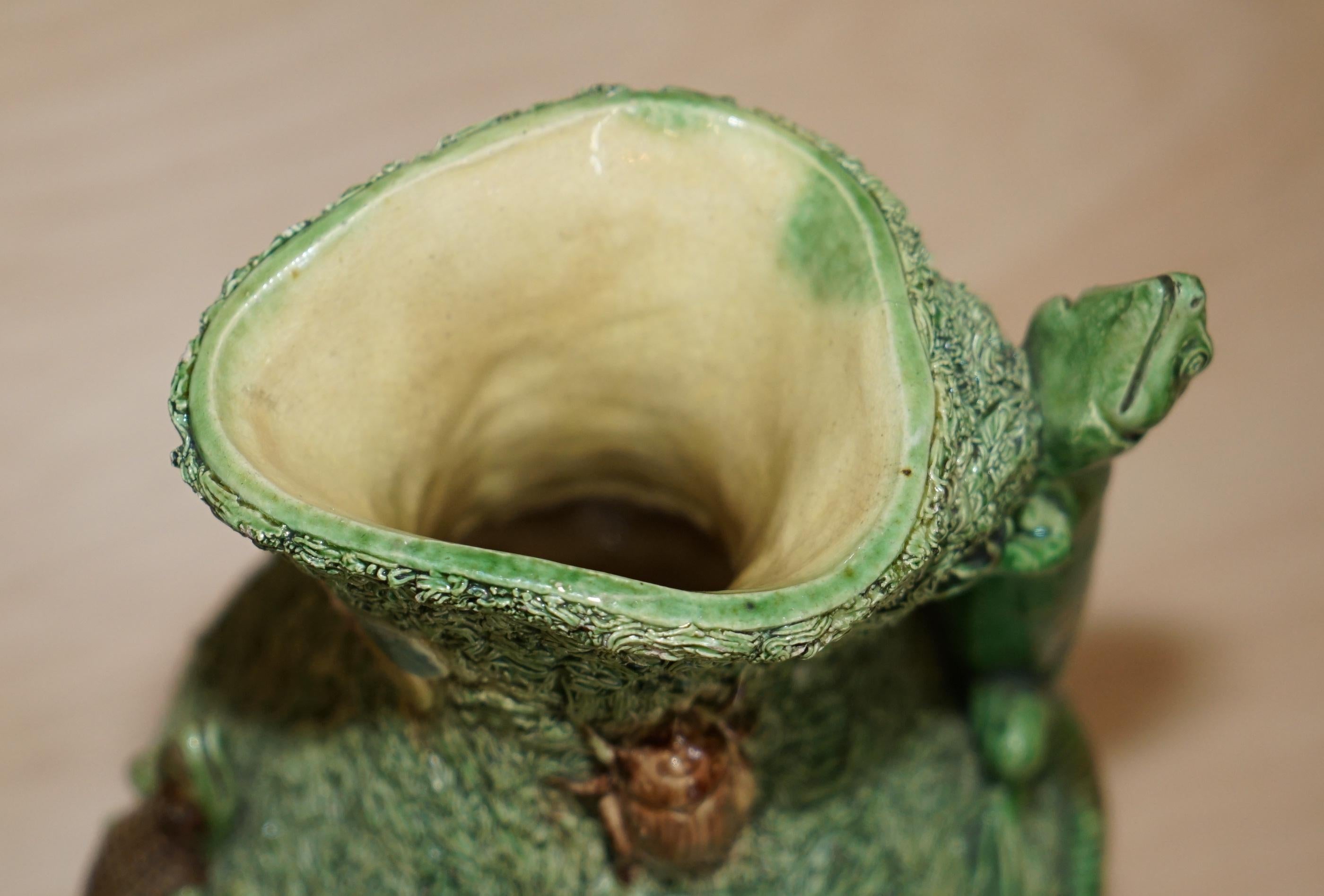 STUNNiNG PORTUGUESE ANTIQUE VICTORIAN 1880 MAFRA PALISSY WARE EWER JUG & SAUCER For Sale 11