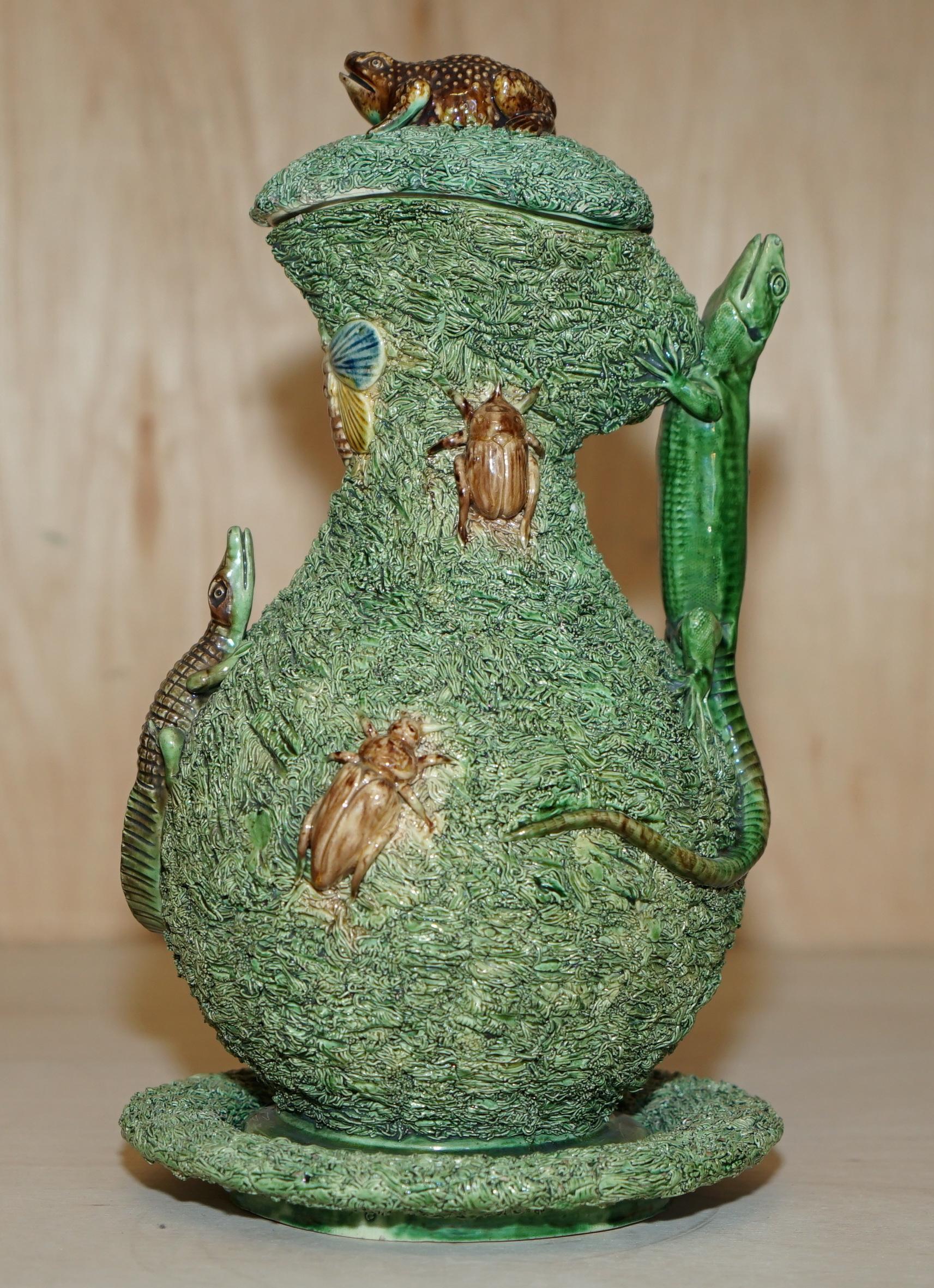 STUNNiNG PORTUGUESE ANTIQUE VICTORIAN 1880 MAFRA PALISSY WARE EWER JUG & SAUCER In Good Condition For Sale In West Sussex, Pulborough