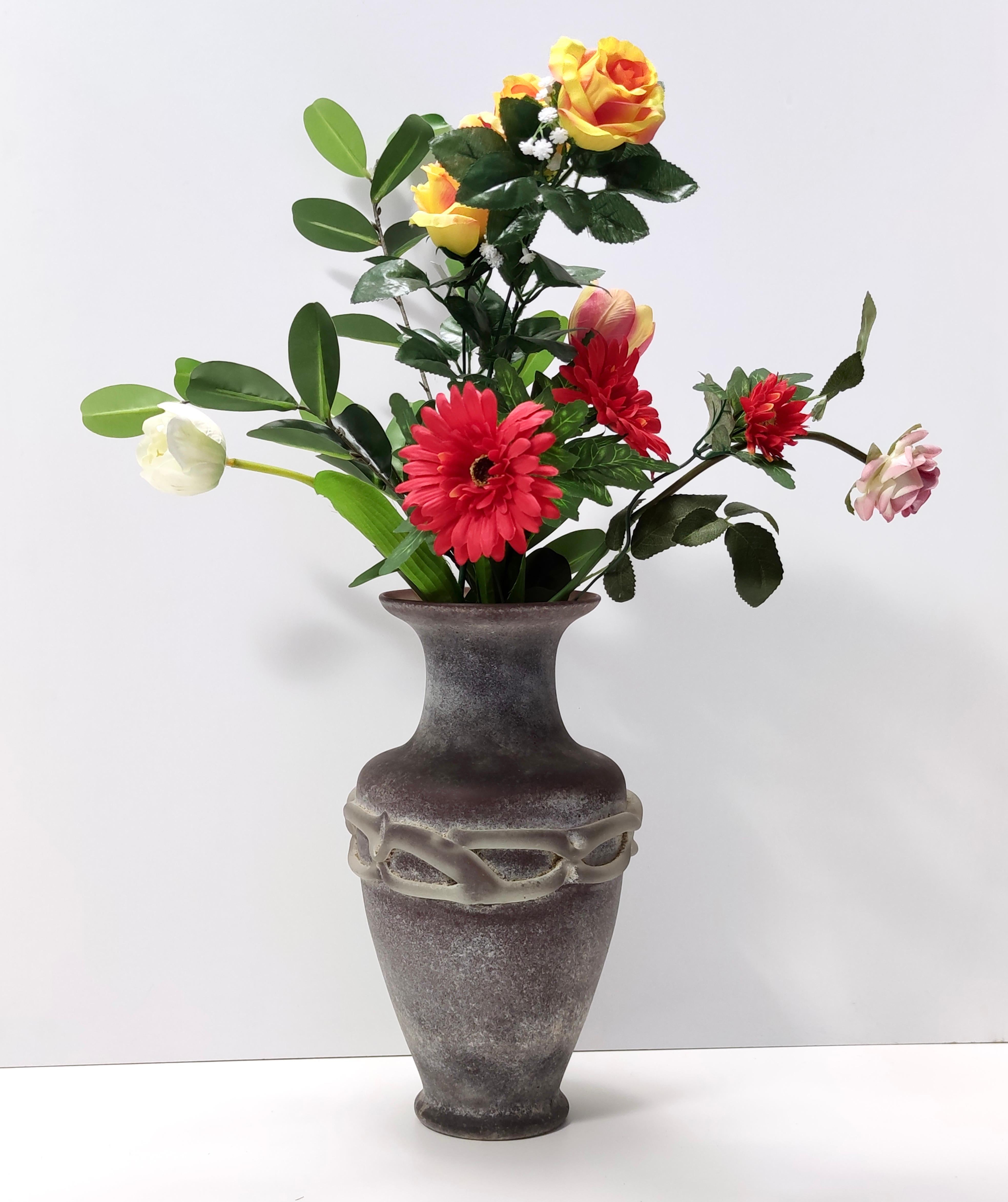 Hergestellt in Italien, 1980er Jahre. 
Diese Vase ist aus braunem, handgeformtem Scavo Murano-Glas, das Cenedese oder Seguso zugeschrieben wird.
Da es sich um ein Vintage-Stück handelt, kann es leichte Gebrauchsspuren aufweisen, aber es ist in