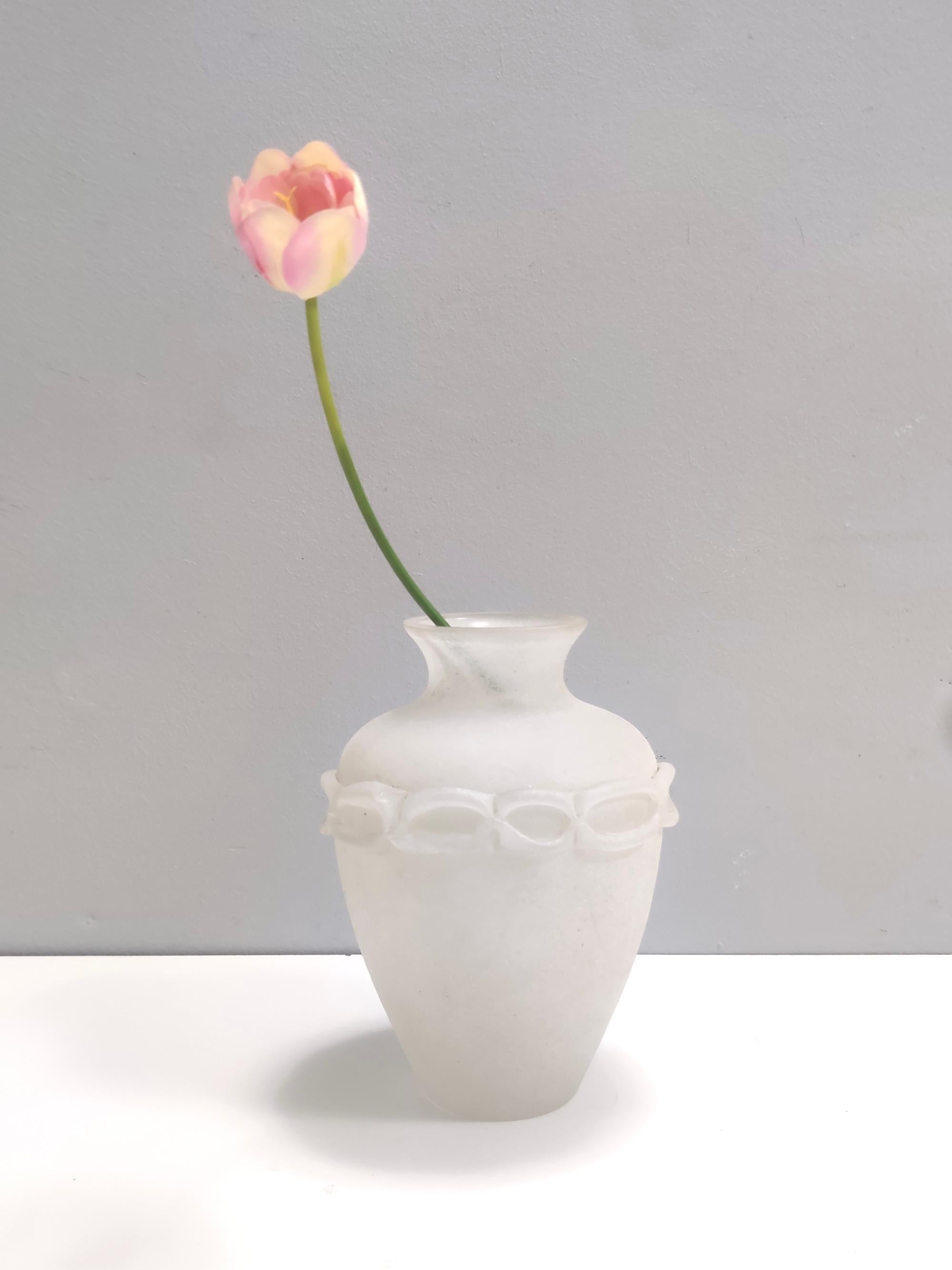 Hergestellt in Italien, 1970er Jahre. 
Diese Vase besteht aus weißem, mundgeblasenem Murano-Glas, das Seguso zugeschrieben wird.
Da es sich um ein Vintage-Stück handelt, kann es leichte Gebrauchsspuren aufweisen, aber es ist in perfektem