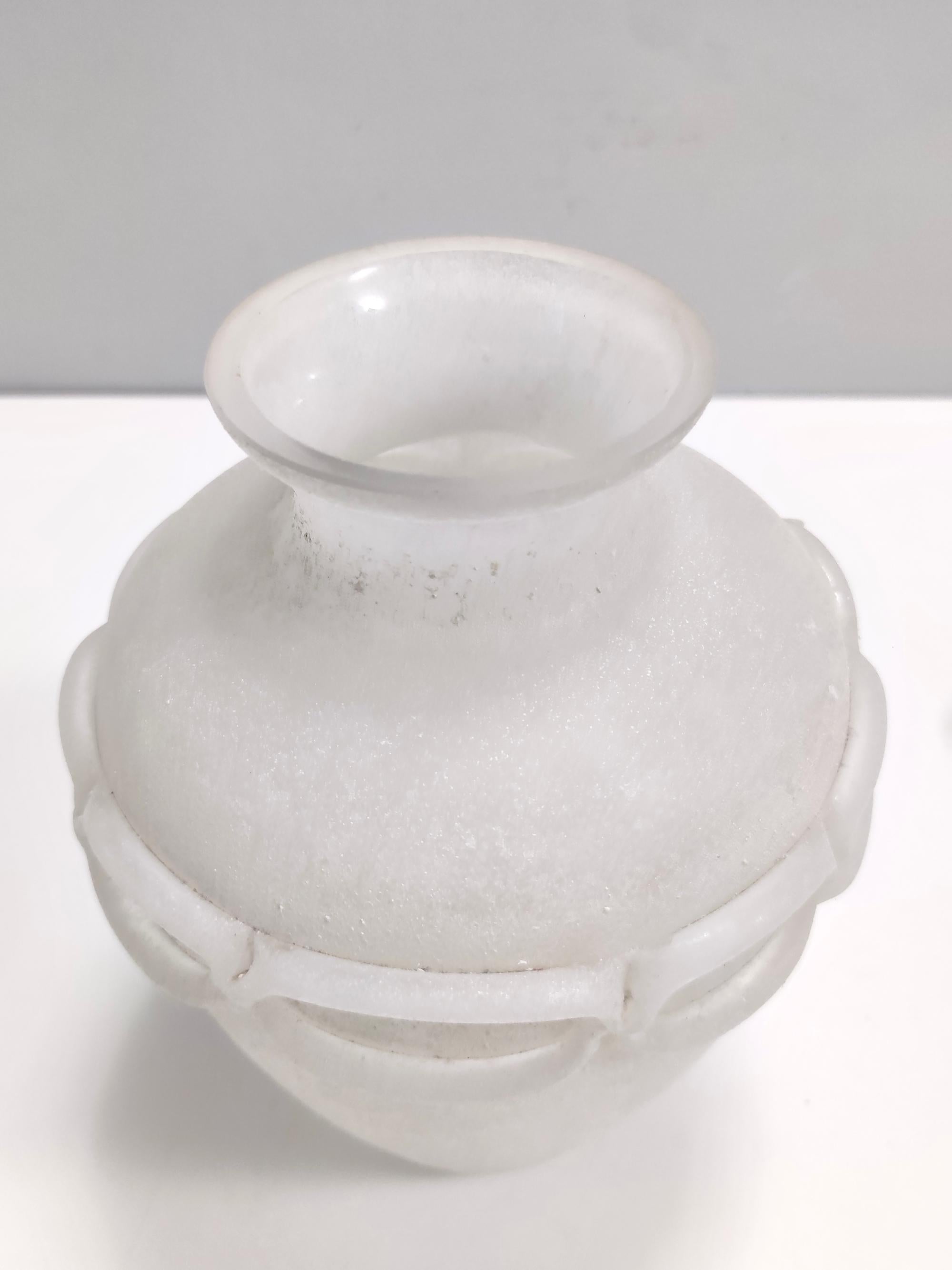 Atemberaubende postmoderne Vase aus weißem Scavo-Glas in Scavo-Optik, Seguso, Italien im Zustand „Hervorragend“ im Angebot in Bresso, Lombardy