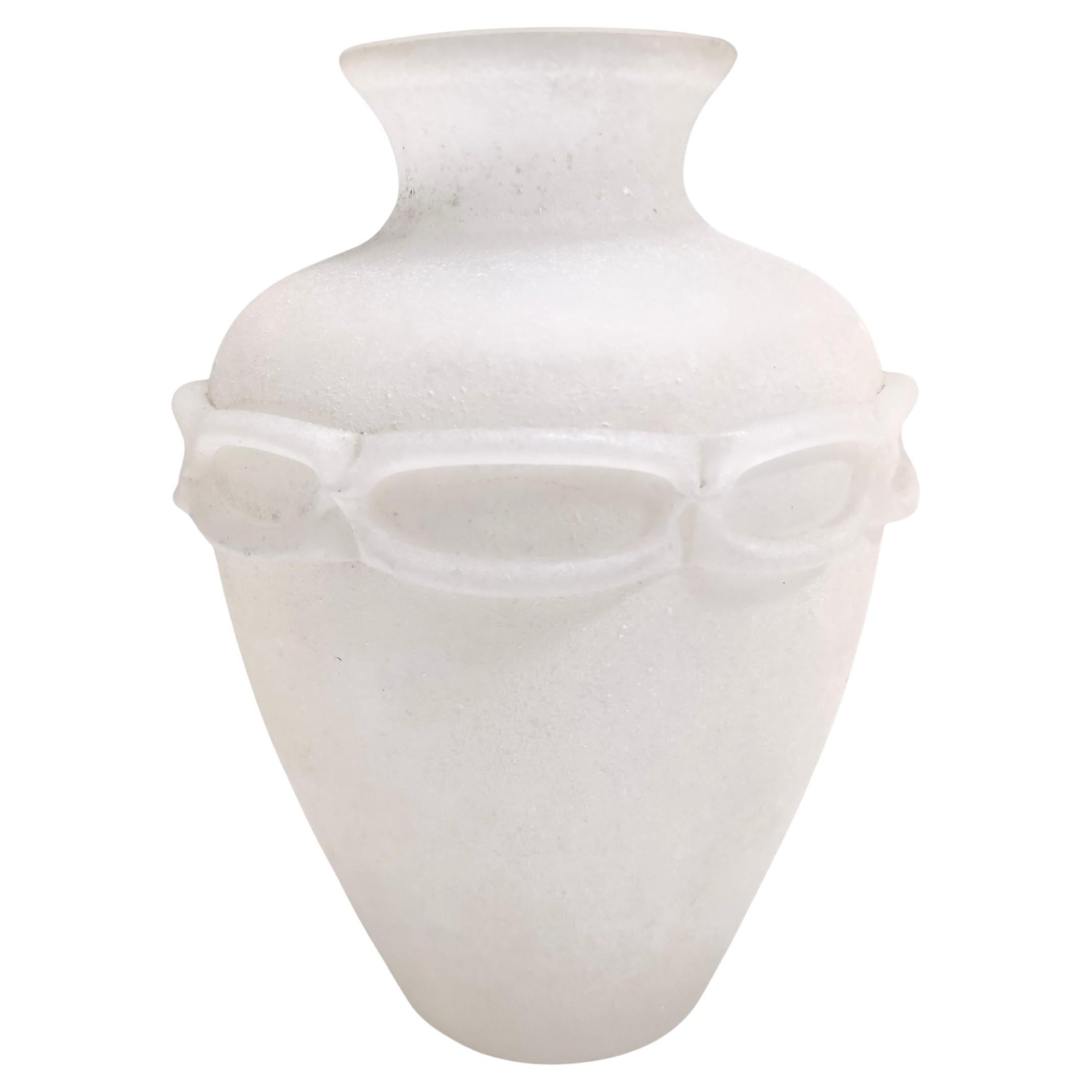 Atemberaubende postmoderne Vase aus weißem Scavo-Glas in Scavo-Optik, Seguso, Italien im Angebot