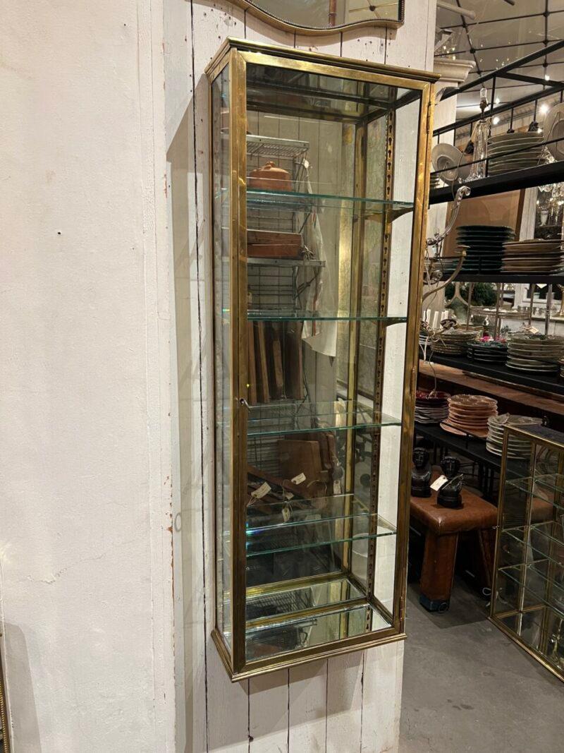Bellissima vetrinetta francese in ottone risalente al 1900 circa, in classico stile Art Nouveau, come si può notare dagli affascinanti ripiani in ottone.

Dotato di un'ampia porta in vetro con relativa serratura e chiave, 4 ripiani in vetro